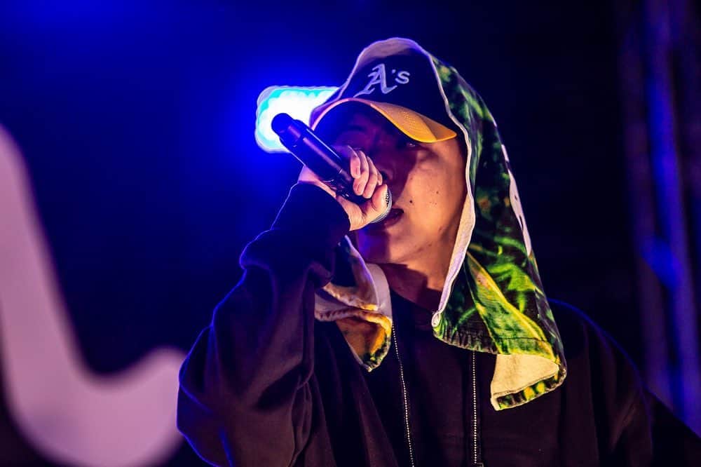 MINMIさんのインスタグラム写真 - (MINMIInstagram)「freedom千葉レポート GADORO  近年japanese hiphopは その人気と良質な アーティストの輩出が絶えない　 中でも異才を放つ1人GADORO   ラッパーとしても ソングライターとしても 存在感を放っている ライブでもMCでは 巧みにライムを踏み　 新たな言葉の意味を生み ハッとさせられ圧倒させられ あっという間にどハマりさせられる  地元宮崎の田舎の風景 素朴の暮らしの中の幸せ 等身大の生き方と紡ぎ出される言葉　 "カッコつけないかっこよさ"とはこの事だ  ライフスタイルだけでなく 自分の弱さや不出来なところも 吐き出す　その言葉に 励まされたり 共感せずにはいられない人も多いだろう　  彼のステージではオーディエンスが振り回していたタオルで顔を覆い、涙ぐむ女の子達も たくさん見受けられた  新曲で既にBIG TUNE ♪ここにいよう　を 初っ端から軽く歌い上げるGADORO とっておきの人気曲は普通最後に持っていくのに 惜しげなもなく最初に披露するのはそれだけ名曲や推し曲の球数が充実してきているからなんだろう　かっこいい！  freedom宮﨑に初めて参戦してくれた5年前  ステージでフリースタイルをかましてくれたのは鮮烈な思い出　  そこから大きなフェスや小箱のステージを見させてもらってきたが　GADORO一つ一つのステージへの入魂が凄い  人気の曲をいつもの様に歌うのでなく 毎回のステージで訴えかけてくる事が違うのだ  きっとその時々の自分自身を フリースタイルやMCで 表現しているに違いないと、と私は踏んでいる　  フリースタイルバトルという 闘いの場で頂点をとったGADOROはもうコンペティションには出ないと言われている　  とはいえ、毎回のステージに同じかそれ以上の緊張感を持ち、その時、その場で伝えたいパッションを即興で表現しているのだ  その緊張感もあってか言葉のひとつひとつの重みが オーディエンス達の心の深い部分に深く刺さる  ブチ上げるというより深く染み渡る　 （まるでどん兵衛のおあげのように♪w） そんな表現がしっくりくるかな？　  家に帰り1人でまた　 GADOROを聴きたくなってる人も多いだろう  そんなGADOROから 千葉のfreedomのみんなに 伝えられた激励も 独自の角度のメッセージだった  "何かをやろう！ 新しく始めよう　ではなく、 コレと思ったもの 本当に好きと思えること それ以外をやらないと決める"  力強いメッセージを残し ステージを後にしたGADORO その日限りの入魂のステージ freedom千葉ありがとう  @gad0r0_mt  @gadoro_info  @dj_hitoshi_  @freedomfes   ちなみに来れなかった方に アベマテレビでフリーダム中継が見れます 是非そちらもお楽しみください」11月28日 13時16分 - minmidesu