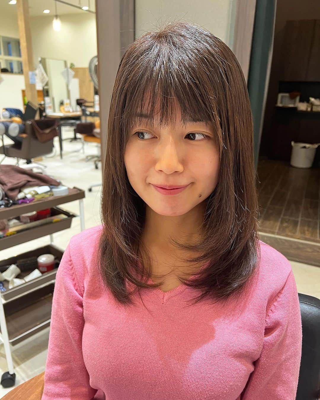 小林礼奈のインスタグラム：「イメチェンしました☺️ 担当してくれたのはルクールヘアー東三条の斉藤さん。 1ミリの狂いもなく全部オーダー通りにしてくれたっっ😳！ 私の投稿見たよーと言ってくれたら30パーセントOFFにしてくれます🩶  #ルクールヘアー東三条店 #新潟美容院#三条美容院 #pr#髪質改善トリートメント 新潟」