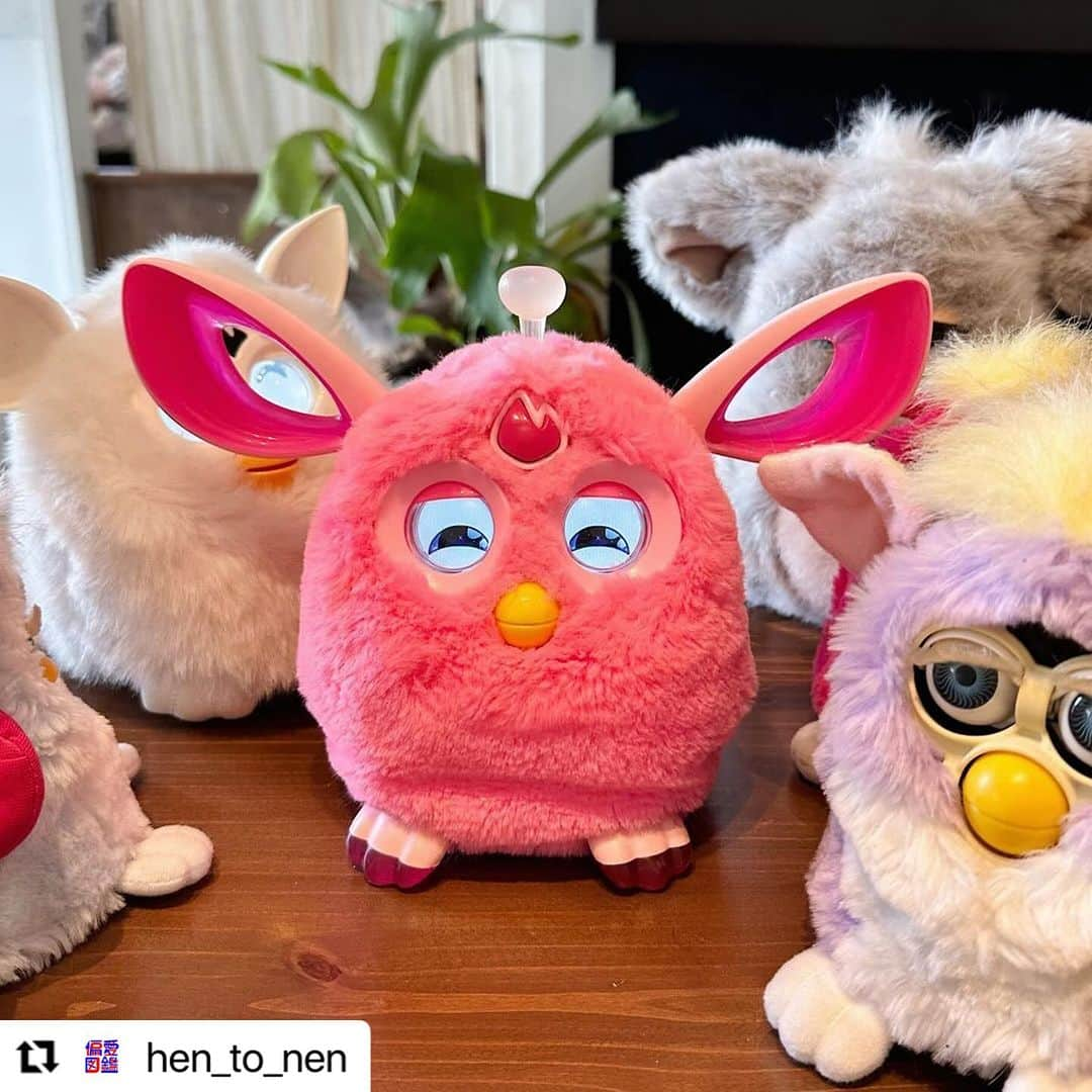 Julie Wataiさんのインスタグラム写真 - (Julie WataiInstagram)「久しぶりにメディア取材していただきました！ #Repost @hen_to_nen with @use.repost ・・・ ＼#このぬいぐるみがええねん／  今は娘が溺愛……魔改造する目的で集めた歴代ファービー  Julie Watai さん @juliewatai 〰︎〰︎〰︎〰︎〰︎〰︎〰︎〰︎〰︎〰︎〰︎〰︎〰︎〰︎ フォトグラファー 大阪市在住／大阪市出身 〰︎〰︎〰︎〰︎〰︎〰︎〰︎〰︎〰︎〰︎〰︎〰︎〰︎〰︎  ⸺そのぬいぐるみは？ 歴代ファービーたちです。ファービーは1998年にアメリカで誕生した電子ペットのぬいぐるみで、日本では1999年にタカラトミーから発売されて大ヒットしました。当時は興味がなかったんですが、電子工作の素材として買ったらハマってしまって。内部回路をバグらせて音を変える「サーキットベンディング」って改造が海外で流行っていて、それをやってみたくて購入したんです。2011年に「ファービー魔改造」の動画をYouTubeにアップしたところ、海外を中心に話題になって……。当時はアキバ系クリエイターとして活動していたんですが、この動画をきっかけに、電子工作の作家として雑誌の連載や電子工作イベントの審査員のお仕事までもらうようになりました。  ⸺そのぬいぐるみのええところを教えてください。 最初は全然かわいいと思ってなかったんですが、今は愛着がわいて手放せないですね。頭とかお腹とか、いろんなところにあるセンサーを刺激することで、話したり歌ったり踊ったり、コミュニケーションを重ねることで会話も変化して成長するんです。ファービーが2体以上いると、お互いのセンサーで交信して喋り続けるので、めちゃくちゃうるさい（笑）。2012年に発売されたファービーは、目が液晶ディスプレイになって表情が増えて、アプリからごはんをあげたりできる機能も搭載されたり、どんどん進化してます。  ⸺あなたにとってぬいぐるみとは？ 今は「娘の友達」って感じですね。娘が1歳の時に、喜ぶんじゃないかと思ってファービーを動かしたら、めちゃくちゃ怖がって。逆に、娘に近づいてほしくない場所にバリケードの魔除けとして使ってました。5歳になった今はファービーが大好きになってしまって、ぶっ壊す勢いで可愛がってますね……。特に、2016年にアメリカで発売されたファービーコネクトを溺愛してます。  ※掲載時（2023年8月3日）の情報です ✎ by  @tomichunk   📍南巽（大阪）  #ぬいぐるみ #doll #ファービー  〰︎〰︎〰︎〰︎〰︎〰︎〰︎〰︎〰︎〰︎〰︎〰︎〰︎〰︎ 時代を蛇行する超生命体マガジン『ヘンとネン』 〰︎〰︎〰︎〰︎〰︎〰︎〰︎〰︎〰︎〰︎〰︎〰︎〰︎〰︎ #ヘンとネン #超生命体の偏愛図鑑 #人間編集部 #大阪 #OSAKA  #インスタマガジン #fyp #ootd  #fashion #fashiongram #japanesefashion #fashionsnap」11月28日 13時21分 - juliewatai