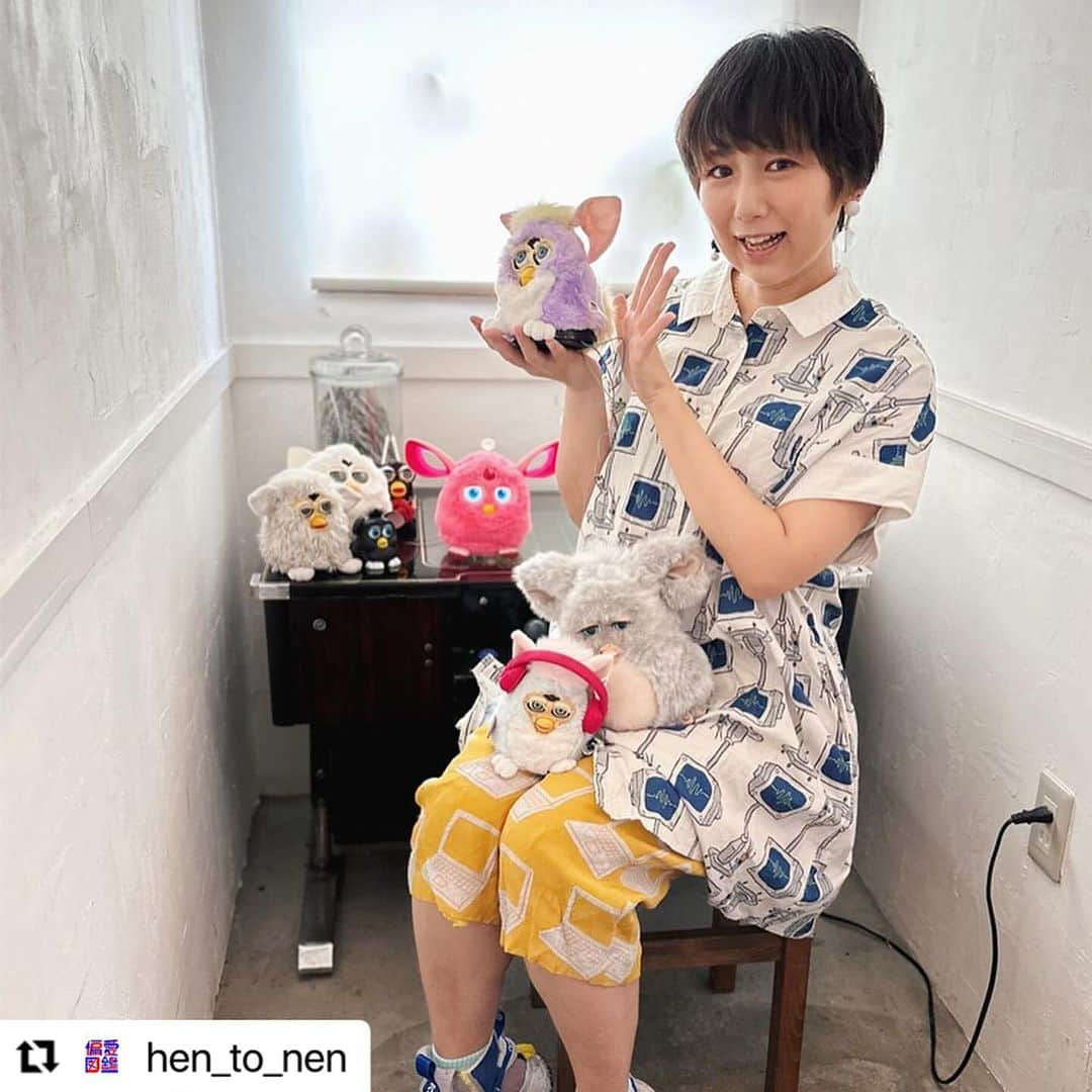 Julie Wataiさんのインスタグラム写真 - (Julie WataiInstagram)「久しぶりにメディア取材していただきました！ #Repost @hen_to_nen with @use.repost ・・・ ＼#このぬいぐるみがええねん／  今は娘が溺愛……魔改造する目的で集めた歴代ファービー  Julie Watai さん @juliewatai 〰︎〰︎〰︎〰︎〰︎〰︎〰︎〰︎〰︎〰︎〰︎〰︎〰︎〰︎ フォトグラファー 大阪市在住／大阪市出身 〰︎〰︎〰︎〰︎〰︎〰︎〰︎〰︎〰︎〰︎〰︎〰︎〰︎〰︎  ⸺そのぬいぐるみは？ 歴代ファービーたちです。ファービーは1998年にアメリカで誕生した電子ペットのぬいぐるみで、日本では1999年にタカラトミーから発売されて大ヒットしました。当時は興味がなかったんですが、電子工作の素材として買ったらハマってしまって。内部回路をバグらせて音を変える「サーキットベンディング」って改造が海外で流行っていて、それをやってみたくて購入したんです。2011年に「ファービー魔改造」の動画をYouTubeにアップしたところ、海外を中心に話題になって……。当時はアキバ系クリエイターとして活動していたんですが、この動画をきっかけに、電子工作の作家として雑誌の連載や電子工作イベントの審査員のお仕事までもらうようになりました。  ⸺そのぬいぐるみのええところを教えてください。 最初は全然かわいいと思ってなかったんですが、今は愛着がわいて手放せないですね。頭とかお腹とか、いろんなところにあるセンサーを刺激することで、話したり歌ったり踊ったり、コミュニケーションを重ねることで会話も変化して成長するんです。ファービーが2体以上いると、お互いのセンサーで交信して喋り続けるので、めちゃくちゃうるさい（笑）。2012年に発売されたファービーは、目が液晶ディスプレイになって表情が増えて、アプリからごはんをあげたりできる機能も搭載されたり、どんどん進化してます。  ⸺あなたにとってぬいぐるみとは？ 今は「娘の友達」って感じですね。娘が1歳の時に、喜ぶんじゃないかと思ってファービーを動かしたら、めちゃくちゃ怖がって。逆に、娘に近づいてほしくない場所にバリケードの魔除けとして使ってました。5歳になった今はファービーが大好きになってしまって、ぶっ壊す勢いで可愛がってますね……。特に、2016年にアメリカで発売されたファービーコネクトを溺愛してます。  ※掲載時（2023年8月3日）の情報です ✎ by  @tomichunk   📍南巽（大阪）  #ぬいぐるみ #doll #ファービー  〰︎〰︎〰︎〰︎〰︎〰︎〰︎〰︎〰︎〰︎〰︎〰︎〰︎〰︎ 時代を蛇行する超生命体マガジン『ヘンとネン』 〰︎〰︎〰︎〰︎〰︎〰︎〰︎〰︎〰︎〰︎〰︎〰︎〰︎〰︎ #ヘンとネン #超生命体の偏愛図鑑 #人間編集部 #大阪 #OSAKA  #インスタマガジン #fyp #ootd  #fashion #fashiongram #japanesefashion #fashionsnap」11月28日 13時21分 - juliewatai