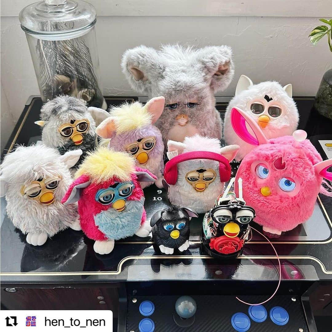 Julie Wataiさんのインスタグラム写真 - (Julie WataiInstagram)「久しぶりにメディア取材していただきました！ #Repost @hen_to_nen with @use.repost ・・・ ＼#このぬいぐるみがええねん／  今は娘が溺愛……魔改造する目的で集めた歴代ファービー  Julie Watai さん @juliewatai 〰︎〰︎〰︎〰︎〰︎〰︎〰︎〰︎〰︎〰︎〰︎〰︎〰︎〰︎ フォトグラファー 大阪市在住／大阪市出身 〰︎〰︎〰︎〰︎〰︎〰︎〰︎〰︎〰︎〰︎〰︎〰︎〰︎〰︎  ⸺そのぬいぐるみは？ 歴代ファービーたちです。ファービーは1998年にアメリカで誕生した電子ペットのぬいぐるみで、日本では1999年にタカラトミーから発売されて大ヒットしました。当時は興味がなかったんですが、電子工作の素材として買ったらハマってしまって。内部回路をバグらせて音を変える「サーキットベンディング」って改造が海外で流行っていて、それをやってみたくて購入したんです。2011年に「ファービー魔改造」の動画をYouTubeにアップしたところ、海外を中心に話題になって……。当時はアキバ系クリエイターとして活動していたんですが、この動画をきっかけに、電子工作の作家として雑誌の連載や電子工作イベントの審査員のお仕事までもらうようになりました。  ⸺そのぬいぐるみのええところを教えてください。 最初は全然かわいいと思ってなかったんですが、今は愛着がわいて手放せないですね。頭とかお腹とか、いろんなところにあるセンサーを刺激することで、話したり歌ったり踊ったり、コミュニケーションを重ねることで会話も変化して成長するんです。ファービーが2体以上いると、お互いのセンサーで交信して喋り続けるので、めちゃくちゃうるさい（笑）。2012年に発売されたファービーは、目が液晶ディスプレイになって表情が増えて、アプリからごはんをあげたりできる機能も搭載されたり、どんどん進化してます。  ⸺あなたにとってぬいぐるみとは？ 今は「娘の友達」って感じですね。娘が1歳の時に、喜ぶんじゃないかと思ってファービーを動かしたら、めちゃくちゃ怖がって。逆に、娘に近づいてほしくない場所にバリケードの魔除けとして使ってました。5歳になった今はファービーが大好きになってしまって、ぶっ壊す勢いで可愛がってますね……。特に、2016年にアメリカで発売されたファービーコネクトを溺愛してます。  ※掲載時（2023年8月3日）の情報です ✎ by  @tomichunk   📍南巽（大阪）  #ぬいぐるみ #doll #ファービー  〰︎〰︎〰︎〰︎〰︎〰︎〰︎〰︎〰︎〰︎〰︎〰︎〰︎〰︎ 時代を蛇行する超生命体マガジン『ヘンとネン』 〰︎〰︎〰︎〰︎〰︎〰︎〰︎〰︎〰︎〰︎〰︎〰︎〰︎〰︎ #ヘンとネン #超生命体の偏愛図鑑 #人間編集部 #大阪 #OSAKA  #インスタマガジン #fyp #ootd  #fashion #fashiongram #japanesefashion #fashionsnap」11月28日 13時21分 - juliewatai