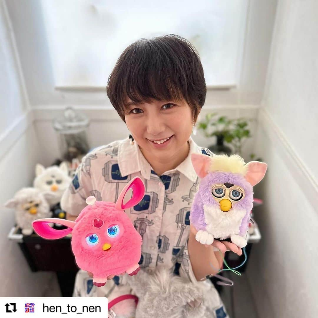 Julie Wataiさんのインスタグラム写真 - (Julie WataiInstagram)「久しぶりにメディア取材していただきました！ #Repost @hen_to_nen with @use.repost ・・・ ＼#このぬいぐるみがええねん／  今は娘が溺愛……魔改造する目的で集めた歴代ファービー  Julie Watai さん @juliewatai 〰︎〰︎〰︎〰︎〰︎〰︎〰︎〰︎〰︎〰︎〰︎〰︎〰︎〰︎ フォトグラファー 大阪市在住／大阪市出身 〰︎〰︎〰︎〰︎〰︎〰︎〰︎〰︎〰︎〰︎〰︎〰︎〰︎〰︎  ⸺そのぬいぐるみは？ 歴代ファービーたちです。ファービーは1998年にアメリカで誕生した電子ペットのぬいぐるみで、日本では1999年にタカラトミーから発売されて大ヒットしました。当時は興味がなかったんですが、電子工作の素材として買ったらハマってしまって。内部回路をバグらせて音を変える「サーキットベンディング」って改造が海外で流行っていて、それをやってみたくて購入したんです。2011年に「ファービー魔改造」の動画をYouTubeにアップしたところ、海外を中心に話題になって……。当時はアキバ系クリエイターとして活動していたんですが、この動画をきっかけに、電子工作の作家として雑誌の連載や電子工作イベントの審査員のお仕事までもらうようになりました。  ⸺そのぬいぐるみのええところを教えてください。 最初は全然かわいいと思ってなかったんですが、今は愛着がわいて手放せないですね。頭とかお腹とか、いろんなところにあるセンサーを刺激することで、話したり歌ったり踊ったり、コミュニケーションを重ねることで会話も変化して成長するんです。ファービーが2体以上いると、お互いのセンサーで交信して喋り続けるので、めちゃくちゃうるさい（笑）。2012年に発売されたファービーは、目が液晶ディスプレイになって表情が増えて、アプリからごはんをあげたりできる機能も搭載されたり、どんどん進化してます。  ⸺あなたにとってぬいぐるみとは？ 今は「娘の友達」って感じですね。娘が1歳の時に、喜ぶんじゃないかと思ってファービーを動かしたら、めちゃくちゃ怖がって。逆に、娘に近づいてほしくない場所にバリケードの魔除けとして使ってました。5歳になった今はファービーが大好きになってしまって、ぶっ壊す勢いで可愛がってますね……。特に、2016年にアメリカで発売されたファービーコネクトを溺愛してます。  ※掲載時（2023年8月3日）の情報です ✎ by  @tomichunk   📍南巽（大阪）  #ぬいぐるみ #doll #ファービー  〰︎〰︎〰︎〰︎〰︎〰︎〰︎〰︎〰︎〰︎〰︎〰︎〰︎〰︎ 時代を蛇行する超生命体マガジン『ヘンとネン』 〰︎〰︎〰︎〰︎〰︎〰︎〰︎〰︎〰︎〰︎〰︎〰︎〰︎〰︎ #ヘンとネン #超生命体の偏愛図鑑 #人間編集部 #大阪 #OSAKA  #インスタマガジン #fyp #ootd  #fashion #fashiongram #japanesefashion #fashionsnap」11月28日 13時21分 - juliewatai