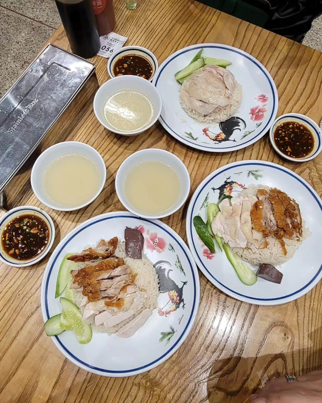 黛実希さんのインスタグラム写真 - (黛実希Instagram)「📍Thailand🇹🇭/Bangkok 🍴@goangsg  ラムに連れて行ってもらったピンクのカオマンガイ🍴💗💗💗 正式名称はゴーアンカオマンガイプラトゥーナム🐔💗 私が行った店舗は泊まってたノボテルホテルの目の前の店舗だからプラトゥーナム支店2でした❤️ 人気店だけあって観光客が並んでたけど10分くらいで入れたよ🙆✨  タイ料理はトムヤムクンとパッタイが1番好きだったけどここのカオマンガイ食べたらカオマンガイもランクイン🤤笑 ここのカオマンガイまじで美味しすぎ😂🍴💕  タイ行ったら食べてみてほしいお店の1つ🤭💗  #ピンクのカオマンガイ#カオマンガイ#タイ旅行#バンコク#タイ#バンコク旅行#海外#海外旅行#海外出張#タイ料理#バンコクグルメ#バンコクカフェ#バンコク観光#バンコク情報#海外旅行好きな人と繋がりたい#ひとり旅#ひとり旅女子#女子ひとり旅#Thailand#bangkok#bangkoktrip  #วันหยุด #ท่องเที่ยวไทย #ไทยเที่ยวไทย #ทะเล #ชายหาด #อร่อย #อร่อยมาก #อาหาร」11月28日 13時23分 - candymiiiki