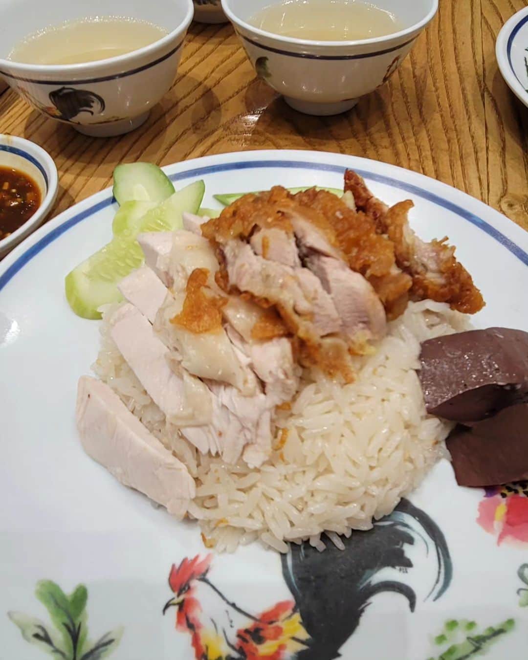 黛実希さんのインスタグラム写真 - (黛実希Instagram)「📍Thailand🇹🇭/Bangkok 🍴@goangsg  ラムに連れて行ってもらったピンクのカオマンガイ🍴💗💗💗 正式名称はゴーアンカオマンガイプラトゥーナム🐔💗 私が行った店舗は泊まってたノボテルホテルの目の前の店舗だからプラトゥーナム支店2でした❤️ 人気店だけあって観光客が並んでたけど10分くらいで入れたよ🙆✨  タイ料理はトムヤムクンとパッタイが1番好きだったけどここのカオマンガイ食べたらカオマンガイもランクイン🤤笑 ここのカオマンガイまじで美味しすぎ😂🍴💕  タイ行ったら食べてみてほしいお店の1つ🤭💗  #ピンクのカオマンガイ#カオマンガイ#タイ旅行#バンコク#タイ#バンコク旅行#海外#海外旅行#海外出張#タイ料理#バンコクグルメ#バンコクカフェ#バンコク観光#バンコク情報#海外旅行好きな人と繋がりたい#ひとり旅#ひとり旅女子#女子ひとり旅#Thailand#bangkok#bangkoktrip  #วันหยุด #ท่องเที่ยวไทย #ไทยเที่ยวไทย #ทะเล #ชายหาด #อร่อย #อร่อยมาก #อาหาร」11月28日 13時23分 - candymiiiki