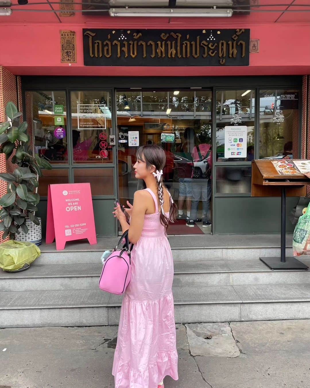 黛実希さんのインスタグラム写真 - (黛実希Instagram)「📍Thailand🇹🇭/Bangkok 🍴@goangsg  ラムに連れて行ってもらったピンクのカオマンガイ🍴💗💗💗 正式名称はゴーアンカオマンガイプラトゥーナム🐔💗 私が行った店舗は泊まってたノボテルホテルの目の前の店舗だからプラトゥーナム支店2でした❤️ 人気店だけあって観光客が並んでたけど10分くらいで入れたよ🙆✨  タイ料理はトムヤムクンとパッタイが1番好きだったけどここのカオマンガイ食べたらカオマンガイもランクイン🤤笑 ここのカオマンガイまじで美味しすぎ😂🍴💕  タイ行ったら食べてみてほしいお店の1つ🤭💗  #ピンクのカオマンガイ#カオマンガイ#タイ旅行#バンコク#タイ#バンコク旅行#海外#海外旅行#海外出張#タイ料理#バンコクグルメ#バンコクカフェ#バンコク観光#バンコク情報#海外旅行好きな人と繋がりたい#ひとり旅#ひとり旅女子#女子ひとり旅#Thailand#bangkok#bangkoktrip  #วันหยุด #ท่องเที่ยวไทย #ไทยเที่ยวไทย #ทะเล #ชายหาด #อร่อย #อร่อยมาก #อาหาร」11月28日 13時23分 - candymiiiki