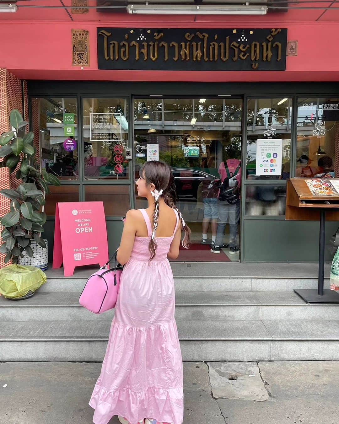 黛実希のインスタグラム：「📍Thailand🇹🇭/Bangkok 🍴@goangsg  ラムに連れて行ってもらったピンクのカオマンガイ🍴💗💗💗 正式名称はゴーアンカオマンガイプラトゥーナム🐔💗 私が行った店舗は泊まってたノボテルホテルの目の前の店舗だからプラトゥーナム支店2でした❤️ 人気店だけあって観光客が並んでたけど10分くらいで入れたよ🙆✨  タイ料理はトムヤムクンとパッタイが1番好きだったけどここのカオマンガイ食べたらカオマンガイもランクイン🤤笑 ここのカオマンガイまじで美味しすぎ😂🍴💕  タイ行ったら食べてみてほしいお店の1つ🤭💗  #ピンクのカオマンガイ#カオマンガイ#タイ旅行#バンコク#タイ#バンコク旅行#海外#海外旅行#海外出張#タイ料理#バンコクグルメ#バンコクカフェ#バンコク観光#バンコク情報#海外旅行好きな人と繋がりたい#ひとり旅#ひとり旅女子#女子ひとり旅#Thailand#bangkok#bangkoktrip  #วันหยุด #ท่องเที่ยวไทย #ไทยเที่ยวไทย #ทะเล #ชายหาด #อร่อย #อร่อยมาก #อาหาร」