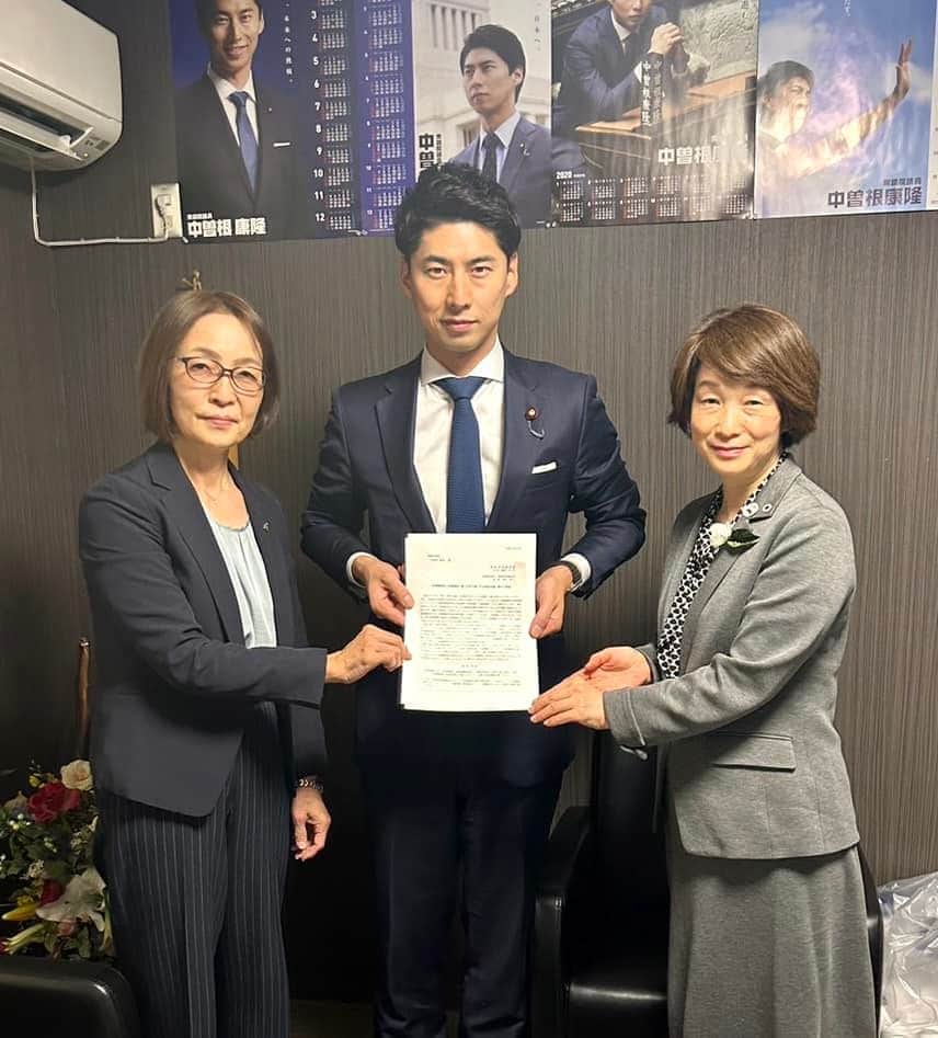 中曽根 康隆のインスタグラム：「午前中は某雑誌の対談インタビュー。キャノングローバル戦略研究所の峯村先生と安全保障関連の話、特に「政治家の役割」という視点から意見交換させて頂きました。大変勉強になる時間となりました。発売は来年1月、またご案内します。  夕方から弾丸地元往復。前橋事務所では群馬県看護連盟の島崎会長と群馬県看護協会の神山会長から看護師の賃金アップに関する極めて重要な要望を頂きました。  その後は山本龍前橋市長のマニュフェスト発表会に参加。今、大きく動き出している前橋を、引き続き市長と共に盛り上げてまいります。」