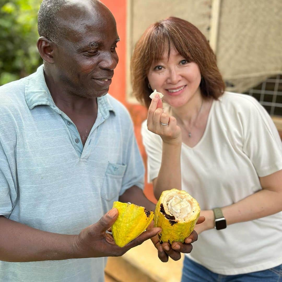 市川歩美さんのインスタグラム写真 - (市川歩美Instagram)「【ガーナにいます🇬🇭】  ガーナ取材中です。暑いです。そしてガーナの子どもたちがかわいくてかわいくて🥹❤️🥹  でもーーー。  ここ、世界の主要なカカオ産地、ガーナのカカオ農家には、貧しくて学校に行けない子供がたくさんいます。生活のために仕事をしなくてはならないからです。  日本はほとんどのカカオ豆をガーナから輸入していて、私たちはいつもハッピーにチョコを楽しんでいるのに、  今日、私が訪れた学校の子供のほとんどは、チョコを食べたことがありませんでした。  ここ、ガーナのカカオ産地で有名な日本人といえば、日本のNPO「ACE」の白木朋子さん。  15年もの間、カカオ産地の子どもの未来のために活動し、今やガーナ政府をも動かす存在です。  あまり自分自分といわない方ですが、白木さん、そしてACEの素晴らしさと、現地のことを、チョコレートを愛する、全てのみなさんにお伝えしたいです。  ということで、続く！  お知らせ・電波が届かないような村によくいますので、私からなかなか返事がないかもしれませんが元気です、のポストでもあります🫡  #チョコレート #チョコレート大好き  #ショコラ #チョコレート好きと繋がりたい  #chocolate  #ilovechocolate  # #chocolatelovers  #chocolate #ガーナ #Ghana #カカオ #カカオ産地 #児童労働 #childlabor」11月28日 13時29分 - ayumichocolat