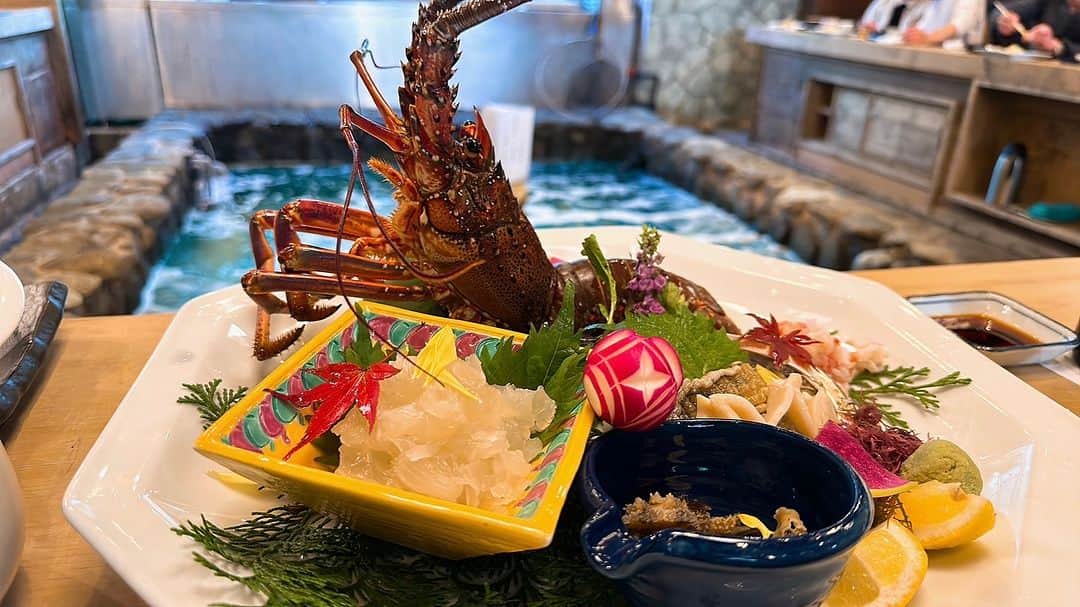 のインスタグラム：「せっかく河太郎に来たのに烏賊が不漁で提供できないと…  仕方ねぇから伊勢海老だの鮑だの盛合せを  目の前めちゃ泳いでるんだけどなぁ、烏賊  #河太郎中洲本店  #河太郎 #烏賊 #福岡グルメ」