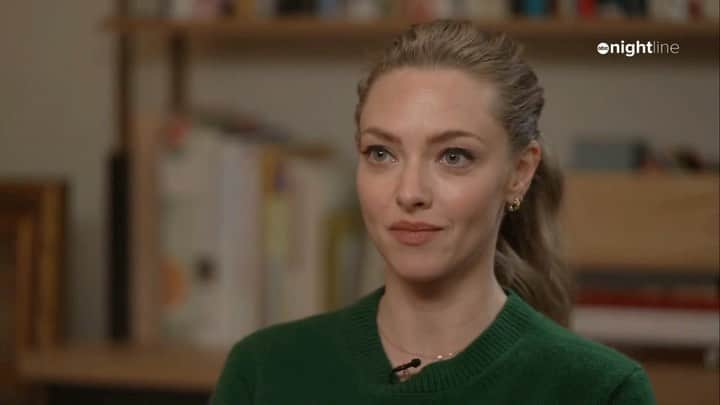 アマンダ・サイフリッドのインスタグラム：「Amanda Seyfried is known for playing an infamous entrepreneur on-screen but off-screen she has become one herself. The Emmy-winner teamed up with her life-long friends Anne Hoehn and Maureen North to create their company @makeitcutekids which makes sustainable children’s playhouses. Tonight on Nightline, why she says her company is “more powerful” than her acting career.」