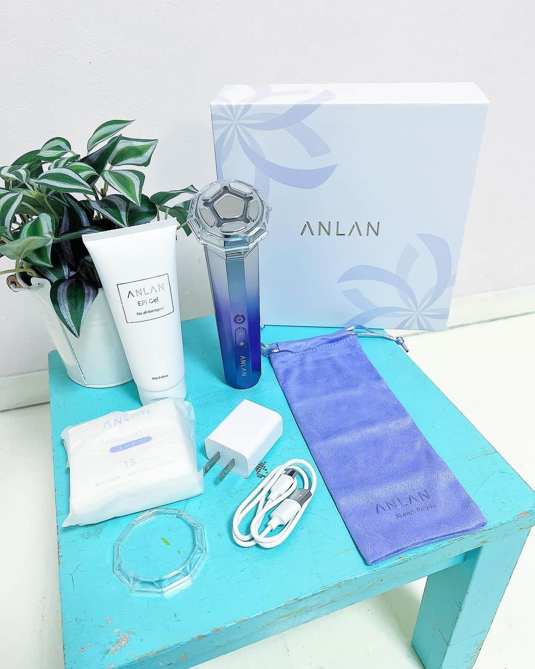 五位渕のぞみさんのインスタグラム写真 - (五位渕のぞみInstagram)「ANLAN RF温冷美顔器PRO🧖🏻‍♀️✨✨ @anlan_official_japan  @anlan__official  ㅤㅤㅤㅤㅤㅤㅤㅤㅤ ANLAN Japan株式会社より発売の 「ANLAN RF温冷美顔器PRO」だよ❣️ ㅤㅤㅤㅤㅤㅤㅤㅤㅤ 🩵ANLAN🩵 「RF温冷美顔器PRO」 ◽エピジェル ㅤㅤㅤㅤㅤㅤㅤㅤㅤ 💟 年齢肌「シワや小じわ、たるみ、 ほうれい線、くすみなど」の悩みに対応 ㅤㅤㅤㅤㅤㅤㅤㅤㅤ 💟1台9役、５つ美肌モードを備え、 マルチポーラ式「6つの電極」ｘ 1MHzのRF、 肌に温まりの均一性UPや効率UP、 効果的にエイジングケア ㅤㅤㅤㅤㅤㅤㅤㅤㅤ 💟イオンの力でクレンジングや浸透・保湿の効果UP。 MSリフトケア、小顔の効果が期待できる ㅤㅤㅤㅤㅤㅤㅤㅤㅤ ㅤㅤㅤㅤㅤㅤㅤㅤㅤㅤㅤㅤㅤㅤㅤㅤㅤㅤ 🌈 Qoo10メガ割BIGSALE🌈 メガ割期間「11月22日-12月3日」で 【ANLAN RF温冷美顔器】が35％OFF以上で買えます✨ 専用SHOPクーポン8％OFF があるんだとか💡� 全店舗の割引が30％OFF以上！！ お得に購入できる機会を見逃しなく🛒🛍️  見た目も高級感のある美顔器で使うたびに 気分があがるし、《1台9役》なのも 時短ケアになるので嬉しい🥰❤️ ㅤㅤㅤㅤㅤㅤㅤㅤㅤ ㅤㅤㅤㅤㅤㅤㅤㅤㅤ ㅤㅤㅤㅤㅤㅤㅤㅤㅤ ㅤㅤㅤㅤㅤㅤㅤㅤㅤ ㅤㅤㅤㅤㅤㅤㅤㅤㅤ ㅤㅤㅤㅤㅤㅤㅤㅤㅤ  #Qoo10  #メガ割  #Qoo10メガ割 #ANLAN  #アンラン #RF温冷美顔器 #RF美顔器 #温冷美顔器 #家庭用美顔器 #美顔器 #EMS美顔器  #イオン美顔器 #エイジングケア #シワ #たるみ #くすみケア #スキンケア #毛穴ケア」11月28日 13時37分 - nonnon0319