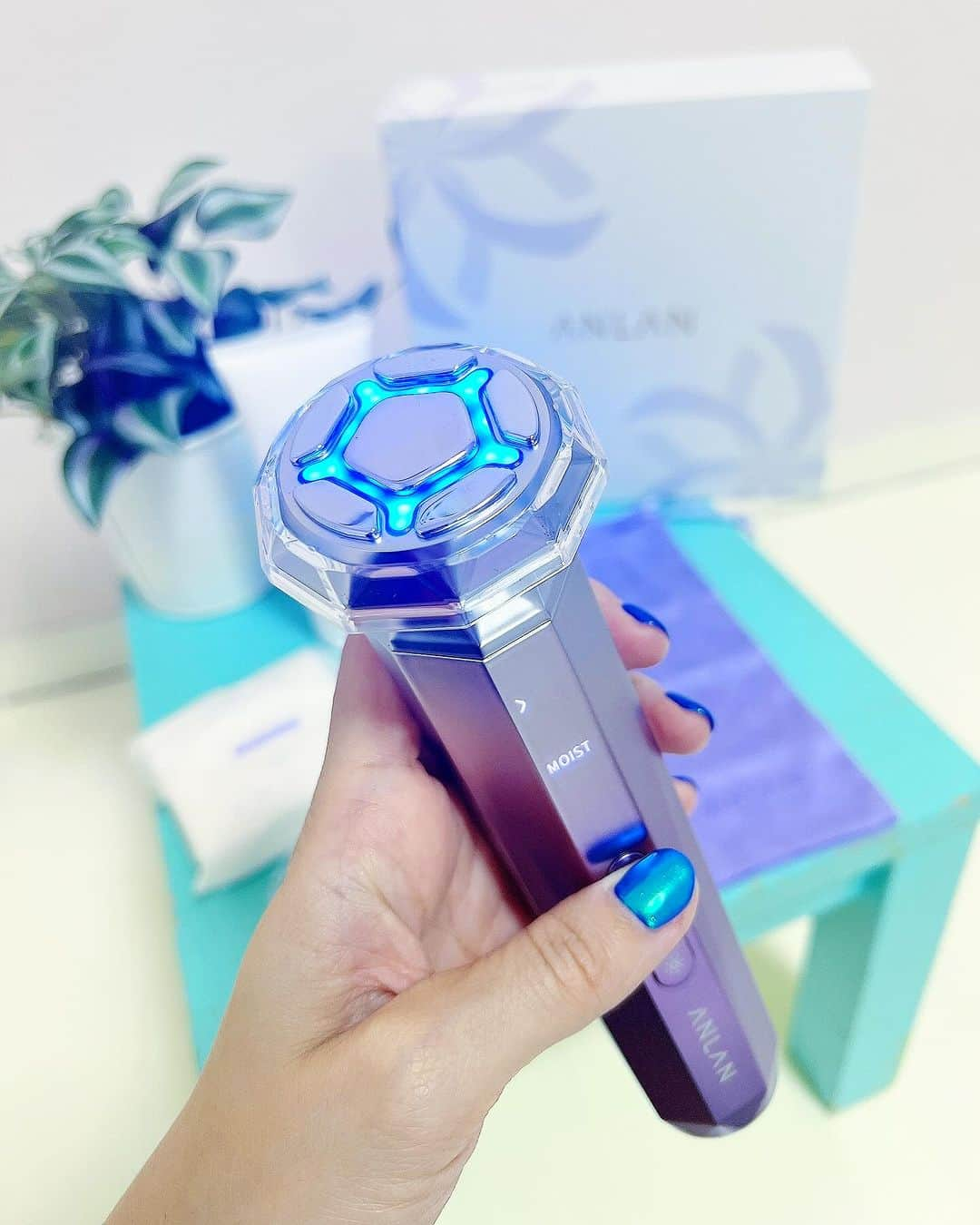 五位渕のぞみさんのインスタグラム写真 - (五位渕のぞみInstagram)「ANLAN RF温冷美顔器PRO🧖🏻‍♀️✨✨ @anlan_official_japan  @anlan__official  ㅤㅤㅤㅤㅤㅤㅤㅤㅤ ANLAN Japan株式会社より発売の 「ANLAN RF温冷美顔器PRO」だよ❣️ ㅤㅤㅤㅤㅤㅤㅤㅤㅤ 🩵ANLAN🩵 「RF温冷美顔器PRO」 ◽エピジェル ㅤㅤㅤㅤㅤㅤㅤㅤㅤ 💟 年齢肌「シワや小じわ、たるみ、 ほうれい線、くすみなど」の悩みに対応 ㅤㅤㅤㅤㅤㅤㅤㅤㅤ 💟1台9役、５つ美肌モードを備え、 マルチポーラ式「6つの電極」ｘ 1MHzのRF、 肌に温まりの均一性UPや効率UP、 効果的にエイジングケア ㅤㅤㅤㅤㅤㅤㅤㅤㅤ 💟イオンの力でクレンジングや浸透・保湿の効果UP。 MSリフトケア、小顔の効果が期待できる ㅤㅤㅤㅤㅤㅤㅤㅤㅤ ㅤㅤㅤㅤㅤㅤㅤㅤㅤㅤㅤㅤㅤㅤㅤㅤㅤㅤ 🌈 Qoo10メガ割BIGSALE🌈 メガ割期間「11月22日-12月3日」で 【ANLAN RF温冷美顔器】が35％OFF以上で買えます✨ 専用SHOPクーポン8％OFF があるんだとか💡� 全店舗の割引が30％OFF以上！！ お得に購入できる機会を見逃しなく🛒🛍️  見た目も高級感のある美顔器で使うたびに 気分があがるし、《1台9役》なのも 時短ケアになるので嬉しい🥰❤️ ㅤㅤㅤㅤㅤㅤㅤㅤㅤ ㅤㅤㅤㅤㅤㅤㅤㅤㅤ ㅤㅤㅤㅤㅤㅤㅤㅤㅤ ㅤㅤㅤㅤㅤㅤㅤㅤㅤ ㅤㅤㅤㅤㅤㅤㅤㅤㅤ ㅤㅤㅤㅤㅤㅤㅤㅤㅤ  #Qoo10  #メガ割  #Qoo10メガ割 #ANLAN  #アンラン #RF温冷美顔器 #RF美顔器 #温冷美顔器 #家庭用美顔器 #美顔器 #EMS美顔器  #イオン美顔器 #エイジングケア #シワ #たるみ #くすみケア #スキンケア #毛穴ケア」11月28日 13時37分 - nonnon0319