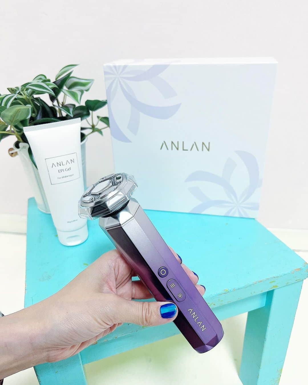 五位渕のぞみさんのインスタグラム写真 - (五位渕のぞみInstagram)「ANLAN RF温冷美顔器PRO🧖🏻‍♀️✨✨ @anlan_official_japan  @anlan__official  ㅤㅤㅤㅤㅤㅤㅤㅤㅤ ANLAN Japan株式会社より発売の 「ANLAN RF温冷美顔器PRO」だよ❣️ ㅤㅤㅤㅤㅤㅤㅤㅤㅤ 🩵ANLAN🩵 「RF温冷美顔器PRO」 ◽エピジェル ㅤㅤㅤㅤㅤㅤㅤㅤㅤ 💟 年齢肌「シワや小じわ、たるみ、 ほうれい線、くすみなど」の悩みに対応 ㅤㅤㅤㅤㅤㅤㅤㅤㅤ 💟1台9役、５つ美肌モードを備え、 マルチポーラ式「6つの電極」ｘ 1MHzのRF、 肌に温まりの均一性UPや効率UP、 効果的にエイジングケア ㅤㅤㅤㅤㅤㅤㅤㅤㅤ 💟イオンの力でクレンジングや浸透・保湿の効果UP。 MSリフトケア、小顔の効果が期待できる ㅤㅤㅤㅤㅤㅤㅤㅤㅤ ㅤㅤㅤㅤㅤㅤㅤㅤㅤㅤㅤㅤㅤㅤㅤㅤㅤㅤ 🌈 Qoo10メガ割BIGSALE🌈 メガ割期間「11月22日-12月3日」で 【ANLAN RF温冷美顔器】が35％OFF以上で買えます✨ 専用SHOPクーポン8％OFF があるんだとか💡� 全店舗の割引が30％OFF以上！！ お得に購入できる機会を見逃しなく🛒🛍️  見た目も高級感のある美顔器で使うたびに 気分があがるし、《1台9役》なのも 時短ケアになるので嬉しい🥰❤️ ㅤㅤㅤㅤㅤㅤㅤㅤㅤ ㅤㅤㅤㅤㅤㅤㅤㅤㅤ ㅤㅤㅤㅤㅤㅤㅤㅤㅤ ㅤㅤㅤㅤㅤㅤㅤㅤㅤ ㅤㅤㅤㅤㅤㅤㅤㅤㅤ ㅤㅤㅤㅤㅤㅤㅤㅤㅤ  #Qoo10  #メガ割  #Qoo10メガ割 #ANLAN  #アンラン #RF温冷美顔器 #RF美顔器 #温冷美顔器 #家庭用美顔器 #美顔器 #EMS美顔器  #イオン美顔器 #エイジングケア #シワ #たるみ #くすみケア #スキンケア #毛穴ケア」11月28日 13時37分 - nonnon0319