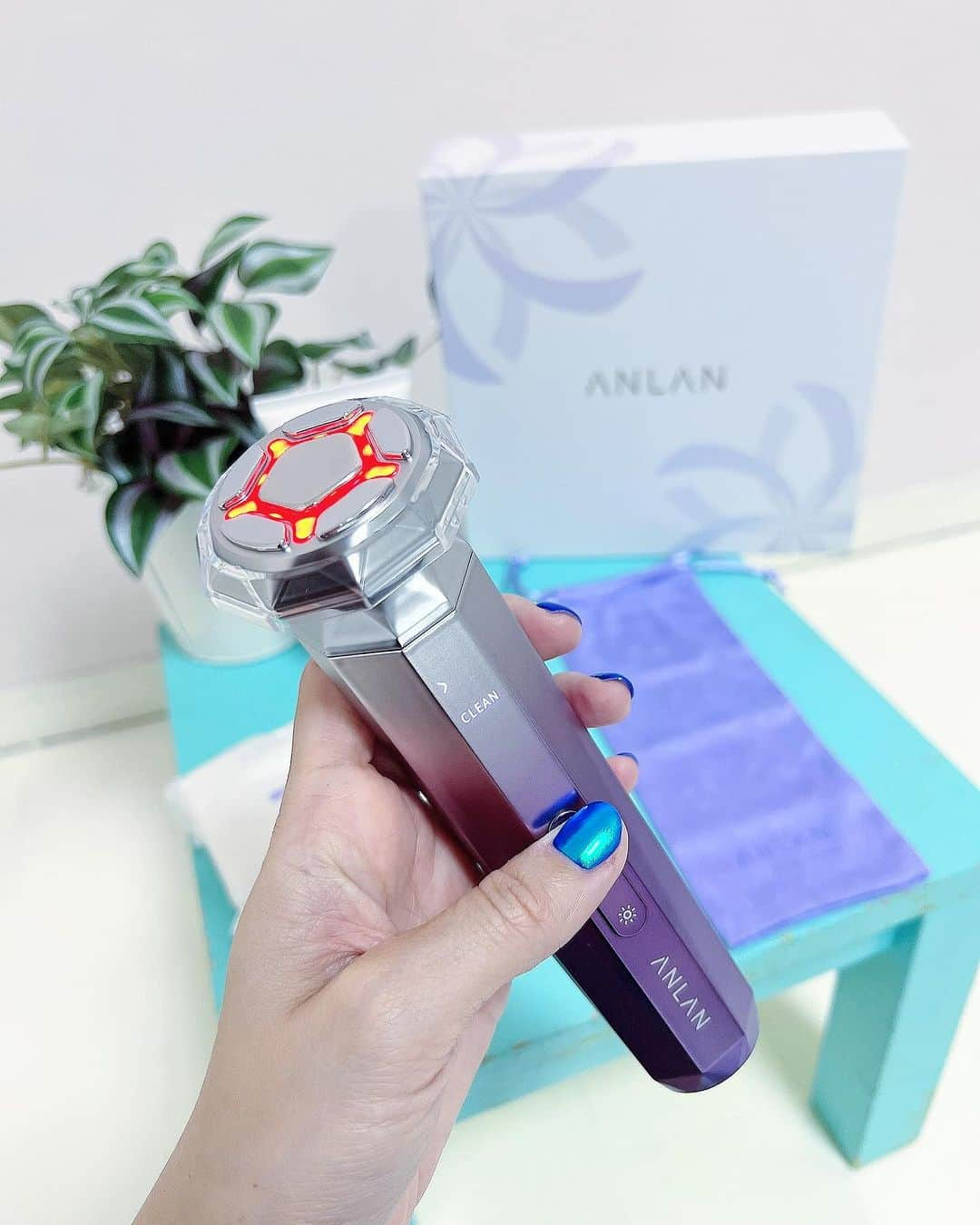 五位渕のぞみさんのインスタグラム写真 - (五位渕のぞみInstagram)「ANLAN RF温冷美顔器PRO🧖🏻‍♀️✨✨ @anlan_official_japan  @anlan__official  ㅤㅤㅤㅤㅤㅤㅤㅤㅤ ANLAN Japan株式会社より発売の 「ANLAN RF温冷美顔器PRO」だよ❣️ ㅤㅤㅤㅤㅤㅤㅤㅤㅤ 🩵ANLAN🩵 「RF温冷美顔器PRO」 ◽エピジェル ㅤㅤㅤㅤㅤㅤㅤㅤㅤ 💟 年齢肌「シワや小じわ、たるみ、 ほうれい線、くすみなど」の悩みに対応 ㅤㅤㅤㅤㅤㅤㅤㅤㅤ 💟1台9役、５つ美肌モードを備え、 マルチポーラ式「6つの電極」ｘ 1MHzのRF、 肌に温まりの均一性UPや効率UP、 効果的にエイジングケア ㅤㅤㅤㅤㅤㅤㅤㅤㅤ 💟イオンの力でクレンジングや浸透・保湿の効果UP。 MSリフトケア、小顔の効果が期待できる ㅤㅤㅤㅤㅤㅤㅤㅤㅤ ㅤㅤㅤㅤㅤㅤㅤㅤㅤㅤㅤㅤㅤㅤㅤㅤㅤㅤ 🌈 Qoo10メガ割BIGSALE🌈 メガ割期間「11月22日-12月3日」で 【ANLAN RF温冷美顔器】が35％OFF以上で買えます✨ 専用SHOPクーポン8％OFF があるんだとか💡� 全店舗の割引が30％OFF以上！！ お得に購入できる機会を見逃しなく🛒🛍️  見た目も高級感のある美顔器で使うたびに 気分があがるし、《1台9役》なのも 時短ケアになるので嬉しい🥰❤️ ㅤㅤㅤㅤㅤㅤㅤㅤㅤ ㅤㅤㅤㅤㅤㅤㅤㅤㅤ ㅤㅤㅤㅤㅤㅤㅤㅤㅤ ㅤㅤㅤㅤㅤㅤㅤㅤㅤ ㅤㅤㅤㅤㅤㅤㅤㅤㅤ ㅤㅤㅤㅤㅤㅤㅤㅤㅤ  #Qoo10  #メガ割  #Qoo10メガ割 #ANLAN  #アンラン #RF温冷美顔器 #RF美顔器 #温冷美顔器 #家庭用美顔器 #美顔器 #EMS美顔器  #イオン美顔器 #エイジングケア #シワ #たるみ #くすみケア #スキンケア #毛穴ケア」11月28日 13時37分 - nonnon0319