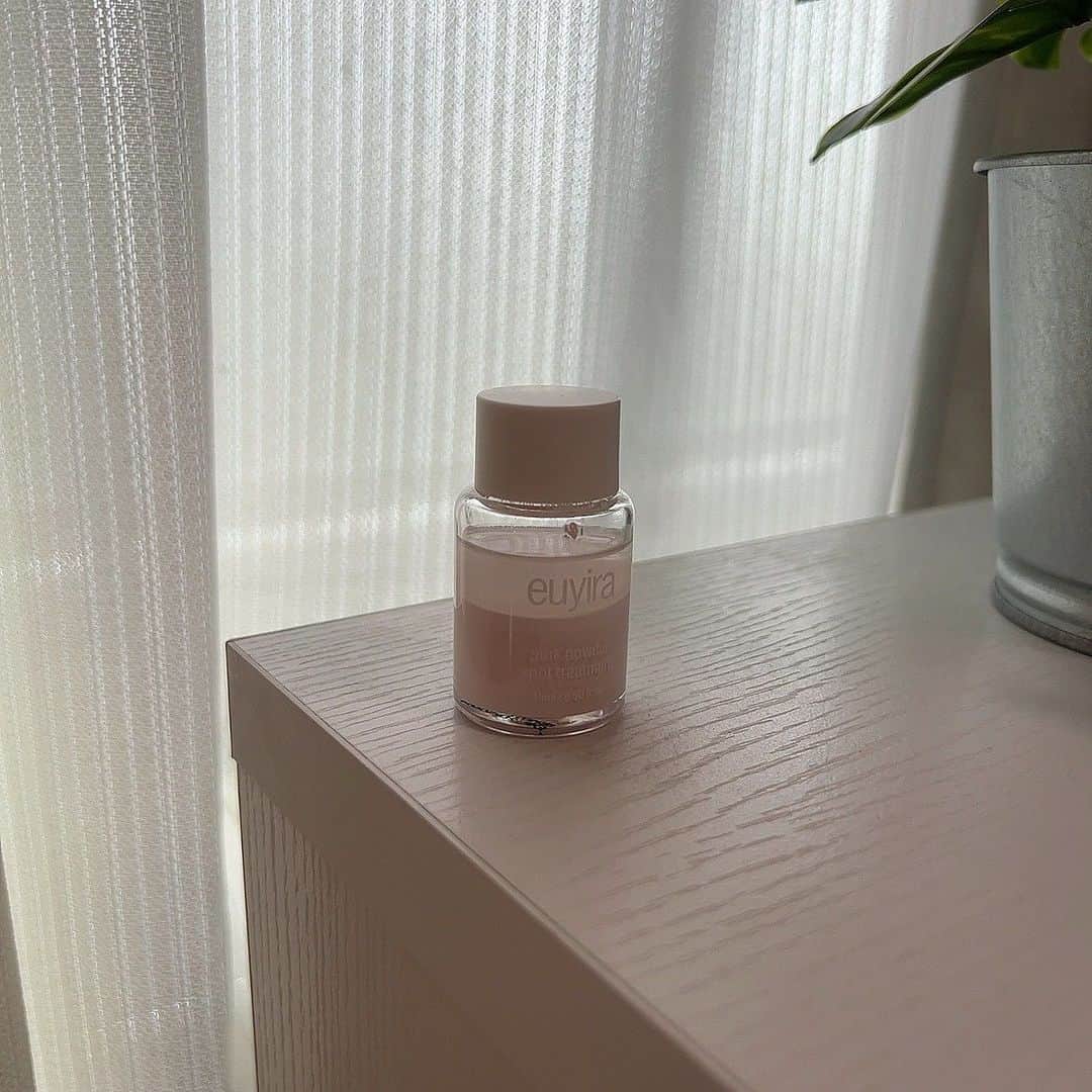 緒方ももさんのインスタグラム写真 - (緒方ももInstagram)「最近愛用中の♪  euyiraのピンクパウダースポットトリー  これ液体の中に粉が入っててすごい不思議なんやけど  気になるところにポンってして寝るとすごく良いの❄️  最近暴飲暴食で肌荒れるからマジでダイエット再開しよ。ほんまにやばいそろそろ🤣  @euyira_jp   #euyira #pr #qoo10 #メガ割」11月28日 13時41分 - momo_ogata