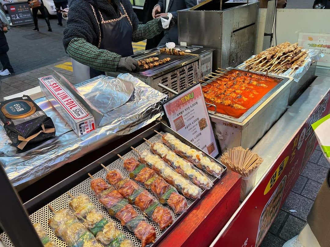 SAMさんのインスタグラム写真 - (SAMInstagram)「Powerful Myeong-dong   and SAMgyeopsal！  #韓国 #明洞 #サムぎょぷさる #韓国の若者は親切」11月28日 13時45分 - sam0113