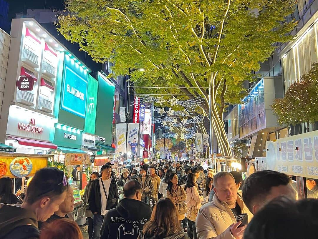 SAMさんのインスタグラム写真 - (SAMInstagram)「Powerful Myeong-dong   and SAMgyeopsal！  #韓国 #明洞 #サムぎょぷさる #韓国の若者は親切」11月28日 13時45分 - sam0113