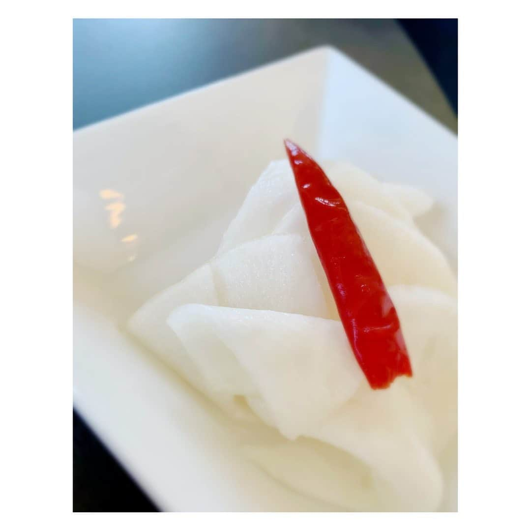 陽月華のインスタグラム：「☆  赤×白  きれい。  #赤 #白 #red #white   「そんなちょこっとだけ残して〜もう！この一口でふとるのよ」 と言ってヒョイっと口に運んでいた母。 じゃあ食べなきゃいいじゃん。と思っていたけど、 自分で家事をするようになると、その気持ちがよくわかる。 少し残すくらいなら片付けてしまいたい。 あの時の母よ、ごめん。  あの時の母に会って「わかるぅ〜」って言いたいし あの時の私の隣に座って「その一口だけが問題じゃないよね」とぽつりと共感をこぼしたい。  一枚だけ残った千枚漬けを口に運んで ふと そんなことを思った。  #母あるある #こどもの頃の謎」