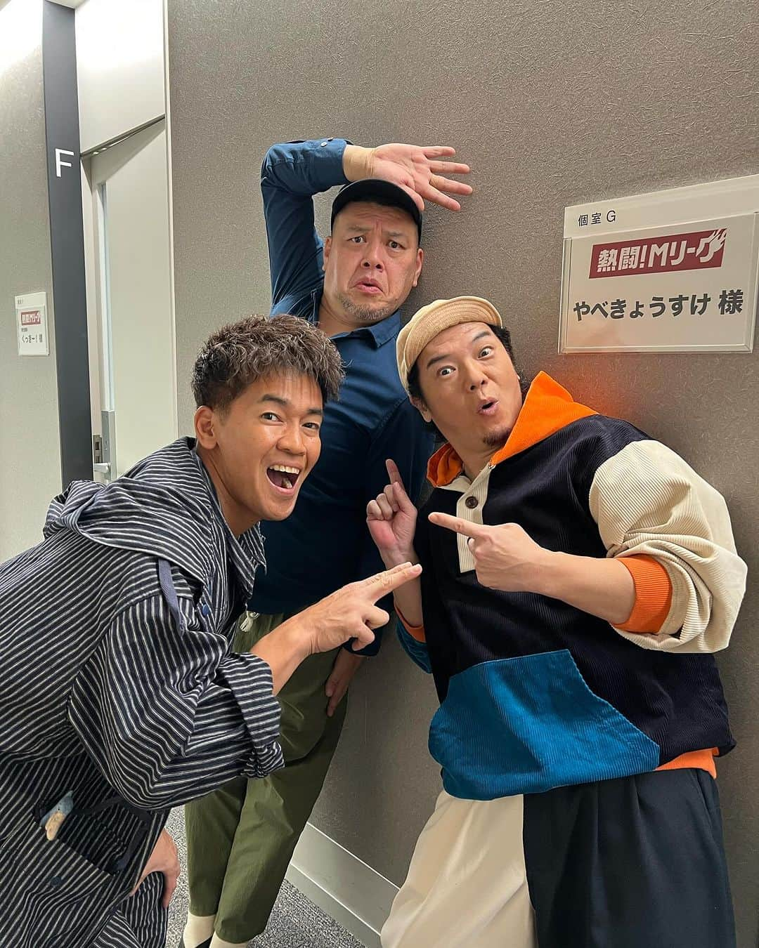 やべきょうすけさんのインスタグラム写真 - (やべきょうすけInstagram)「熱闘！Mリーグで久しぶりの共演！ 武井壮 くん くっきー！野爆（野性爆弾）  武井壮くんとは出会ってから割と長い！ 映画・闇金ウシジマくんでのイベントのゲストで来てくれて、百獣の王・武井壮くんによる！ 高田（崎本大海）柄崎（俺）社長の丑嶋（山田孝之）の倒し方！をネタでやってくれたのが最初だった！ それから何度か共演させてもらったりしてる！ この日の収録でも、わざわざ楽屋に挨拶しに来てくれて、いろいろ話してくれた！（大体、俺があれこれ聞くもんだから嫌な顔せず答えてくれた！って感じ！笑） 俺とタメ（同い年）とは思えないほどムダのない鍛え上げられた肉体はタンクトップ姿じゃなくてもスタイルの良さが分かる！ あそこまで鍛え上げるのは厳しいが… 今度は、肉体改造について聞いてみたいぜ！  くっきー！には会って先ずお礼を言った！ 先日行ったYouTube  #やべきょうすけのやべーチャンネル のバースデー企画の『凸電して祝ってもらおう！』で忙しい中、電話に出てくれてた！ お礼を言った後に、くっきー！から出た言葉は「あんなんで良かったですか？盛り上がりましたかね？」だった！ 出演してくれただけでなく、リスナーの反応やYouTubeチャンネルを気遣ってくれる…ステキだ！ くっきー！とは『BAZOOKA!!!』という番組で約3年一緒でバラエティ番組での立ち振る舞いを学ばせてもらった1人でもある！  ジャンルの違う職種であっても、いろんな事にチャレンジしたり、必要としてくれる人がいて、そこで目一杯、自分の出来ることをやっていくことで、様々な人との出会いや再会があるのも、この世界の特徴だ！  またいつか、ご一緒出来るように頑張っていきたいものだ！   #熱闘mリーグ     #武井壮    #野爆  #野性爆弾  #くっきー    #やべきょうすけ  今回の熱闘！Mリーグ… 冒頭で田中さん（爆笑問題）も言っていたが… 珍しく女性ゲストのいないキャラ濃すぎのおっさんばかりで！笑 カメラが回る1秒前まで世間話してるわ…Vを見ててもワイプを気にせず自由だし、終始笑顔と笑い声ばかりでした！  ABEMATVで見逃し無料配信やってるんでチェックよろしく！」11月28日 13時47分 - yb4ksk