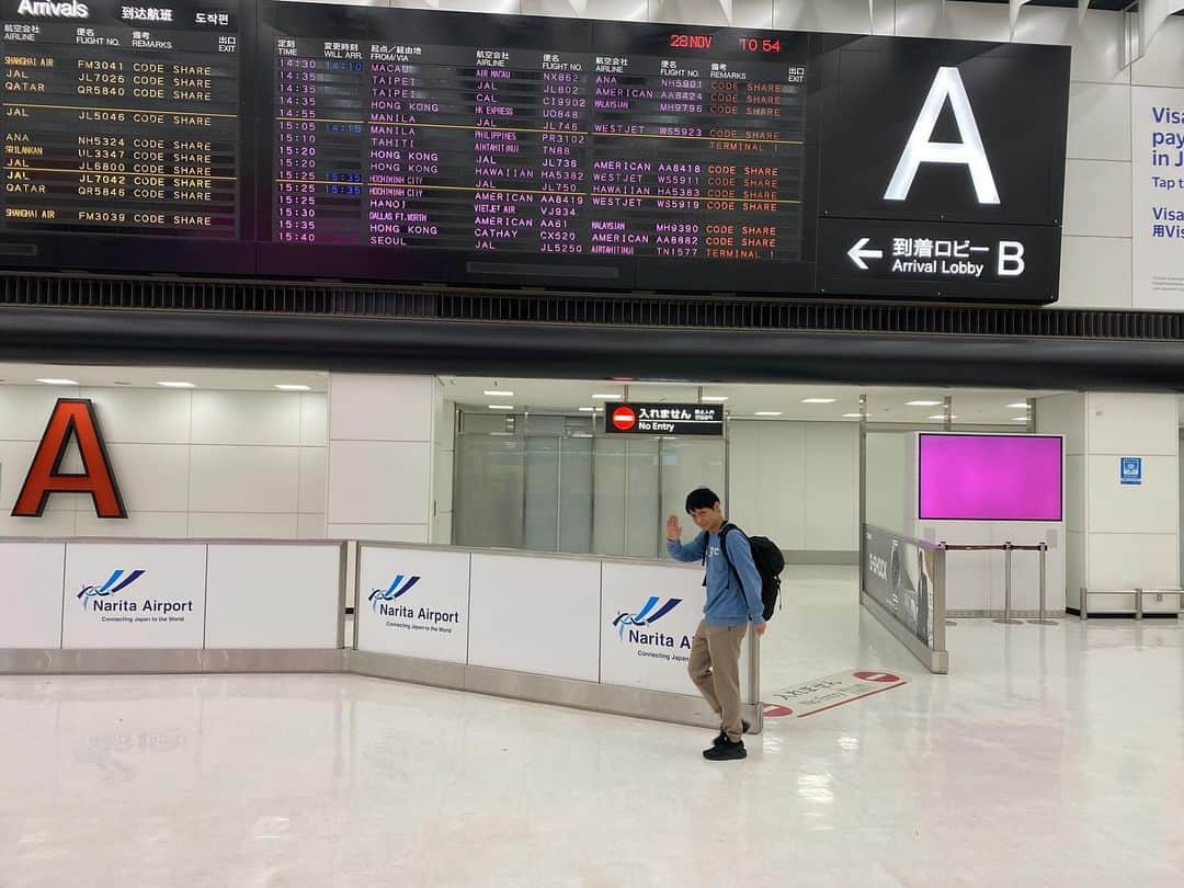 かねきよ勝則さんのインスタグラム写真 - (かねきよ勝則Instagram)「パニーニ木坂と成田空港見学。  二枚目の写真はワールドカップで活躍した日本選手が帰国してきて、到着ロビーで待っていたファンにキャリーケースを引きながら手を振っているイメージ。  空港第2ビル駅から東成田駅へ歩いてみた。 一回歩いてみたかったんですよね😄 ほんと何も無い地下道。  #パニーニ木坂 #成田空港見学 #空港第2ビル駅 #東成田駅 #地下道 #新宿カウボーイ #かねきよ」11月28日 13時48分 - shinjyukucowboy_kanekiyo