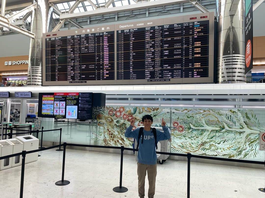 かねきよ勝則のインスタグラム：「パニーニ木坂と成田空港見学。  二枚目の写真はワールドカップで活躍した日本選手が帰国してきて、到着ロビーで待っていたファンにキャリーケースを引きながら手を振っているイメージ。  空港第2ビル駅から東成田駅へ歩いてみた。 一回歩いてみたかったんですよね😄 ほんと何も無い地下道。  #パニーニ木坂 #成田空港見学 #空港第2ビル駅 #東成田駅 #地下道 #新宿カウボーイ #かねきよ」