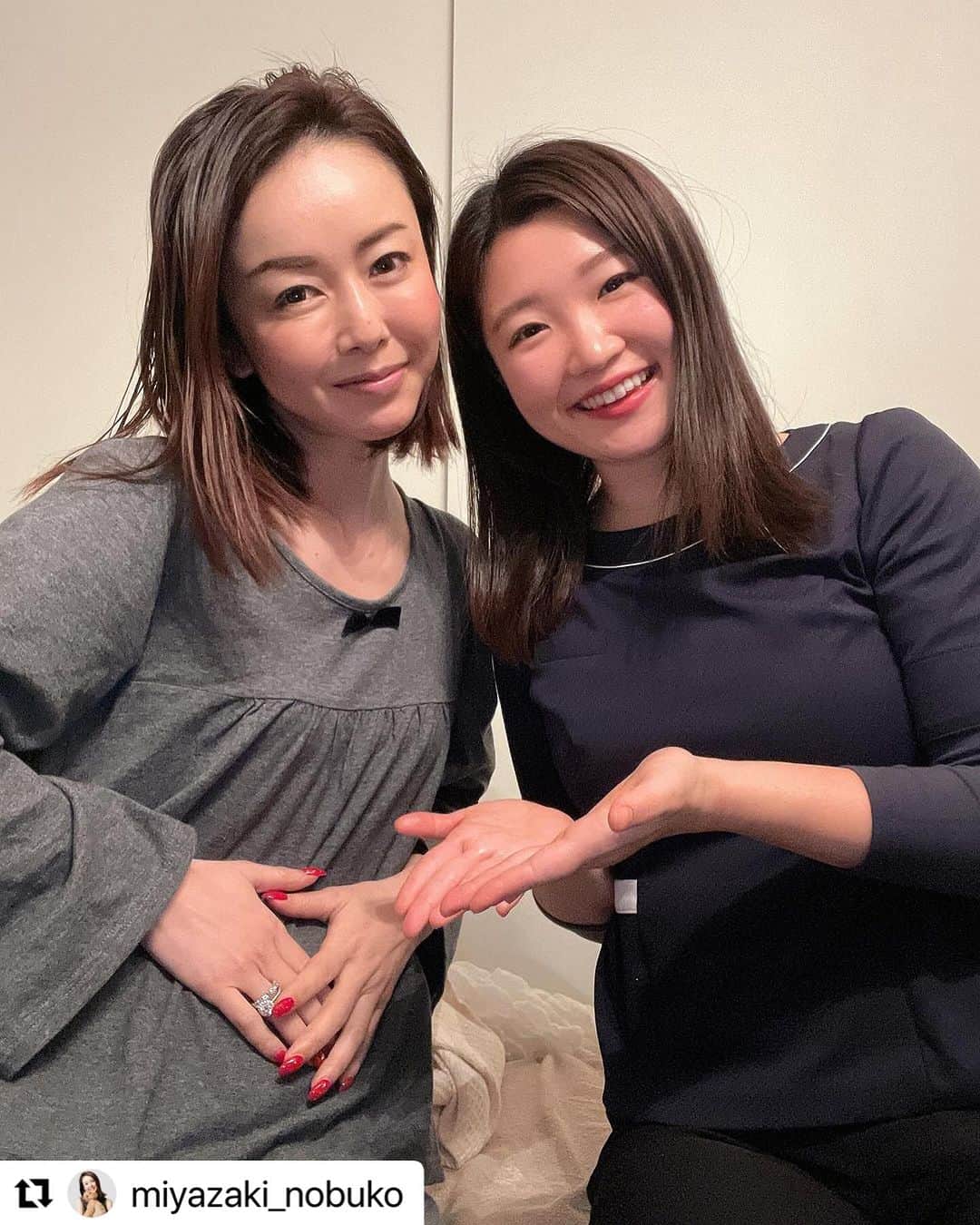 芦田桂子さんのインスタグラム写真 - (芦田桂子Instagram)「私のサロンで人気メニューの #ラグジュアリーよもぎ蒸し ®︎を妊活に取り入れ、様々な努力で43歳で妊娠、44歳出産した #宮﨑宣子 ちゃん @miyazaki_nobuko の投稿をシェアさせて頂きます❣️  母子共に元気で可愛いBabyが生まれてきてくれた奇跡は宣子ちゃんの努力を知っていたこともあり、本当に嬉しくて未だに胸が熱くなります✨ 妊活を頑張ってる方々に自然のチカラで少しでもお手伝いができれば私は幸せです☺ ・ ・・・ 朝になるとスヤスヤ寝てくれます。 今日も朝日を見て抱っこしてました。  妊活の質問について少しだけ😊  これが全て効果的だったかは分かりませんが、 私がやってきたことをまとめてみました。  ①私は体温が低く35.5℃が平均で、 体力もなくて疲れやすい体質でした。 なので体温を上げ筋肉をつけたくて @ozakifitnessgym  尾崎さんのパーソナルジムに妊活の2年前から 妊娠4ヶ月まで通っていました💪 産後ダイエットにまた復帰したいです☺️  ②冷え症だったので、妊活前からちょくちょく桂子さんのよもぎ蒸しに通っていました。 @keiko_ashida  @graces_beaute  本格的に移植する前にはレンタルして、桂子さんが生理の周期から排卵まで時期を考慮しながらオリジナルブレンドしてくれたものを自宅でテレビを見ながら2時間くらい座っていました。毎日子宮を直接温められるのでレンタルして頂けたことは本当にありがたく、プラスよもぎティーも飲んでました🫖🌿 今も身体を冷やさないように飲んでます🍵  ③なつみさんの腸活マッサージ🤲 @natulia.nn  最後の移植前の2ヶ月週一で通いました。 子宮を直接マッサージして、血流を良くし、かちこちだったお腹がふわふわになるんです☺️ もう少し早く知っていたら最初の移植でも効果的だったのでは？と思うほどお腹の周りの臓器から子宮まで少しずつじっくりマッサージして酸素を送り込んで柔らかくしてくれます。移植前日は2時間みっちりコースで臨みました👐  ④恵理子さんのハーブティーと酵素ドリンク🌿🫖 @erikokimura.sautedi.clin  @sautedi_official  @clin__official  恵理子さん自身が43歳で出産されていたので色々とアドバイスは頂いてました。自身も酵素ドリンク開発中に妊婦されたとのことで、私も最後の移植前から移植後の判定まで毎日2本がぶ飲みしました。また、同時に妊活中から、妊娠中、出産前、出産後、今は母乳が出やすくなるハーブとそれぞれの体調に応じて恵理子さんが調合したオリジナルブレンドを飲んでました。 あと骨盤の歪み矯正も駆け込みで2回だけ恵理子さんからご紹介頂いてカイロに行きました。 そして妊活始めてからは恵理子さんからもらった赤富士を額に入れて神棚に飾っていました。神頼み🙏✨  ⑤あとは気分転換を大事にしてました😆 不妊治療は続けると精神的にも肉体的にも辛かったので、 1度やると2ヶ月あけたり、気分が乗らないときはもっと開けて前向きなテンションになるまでおやすみしました。 休み休みだったから続けられたように思います。  私はできなくても仕方がない年齢だったので、 とりあえず妊活できるチャンスを頂けたことに感謝して、 また、周りに妊活に詳しい友人に恵まれたことでアドバイスを頂きながらできることを無理なくやってみようくらいのテンションで自分を追い込まないように気をつけていました。  全部を同時期にやっていたわけではなく、 これやったから、次はこれやってみようかなと 当時はそこまで色々とやってたつもりはなかったので、 ゆるく楽しんでやってたように思います。  妊娠中にたくさんご質問を頂いていたのですが、 無事に産まれてきてくれるか分からなかったので、 このタイミングで妊活中にやってきたことをまとめてみました。  やれるだけやってきたので最後の移植のときはこれで終わっても納得できる心境に達していたので後悔はなかったです。  寝顔を見ていると本当に皆さんのおかげだなとしみじみ感謝しかありません。  #妊活 #43歳 #出産 #44歳 #高齢出産  #産後2ヶ月」11月28日 13時54分 - keiko_ashida