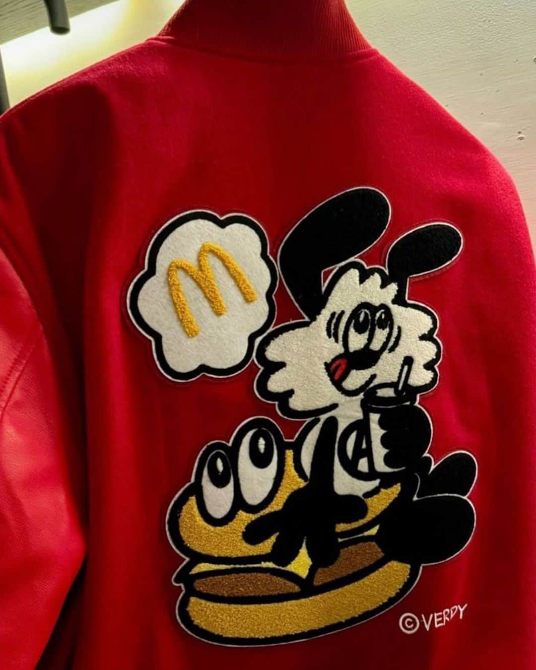 HYPEBEASTさんのインスタグラム写真 - (HYPEBEASTInstagram)「@verdy and @mcdonalds China have recently teamed up for a limited capsule titled “Best Friends Forever.”⁠ ⁠ At the heart of the collection is Verdy's character Vick, joined by Hamburglar and Speedee, showcased across various apparel silhouettes. Now, the latest addition is a Varsity Jacket available in black and red. The jacket boasts McDonald's signature yellow and red color stripes on the hem and sleeves while the front and back showcase a range of graphic embroidery designs.⁠ ⁠ While the release date for the jacket remains undisclosed, the rest of the collection is currently up for grabs until January 2.⁠ Photo: @hypeneverdies_/Verdy/McDonald's」11月28日 13時55分 - hypebeast