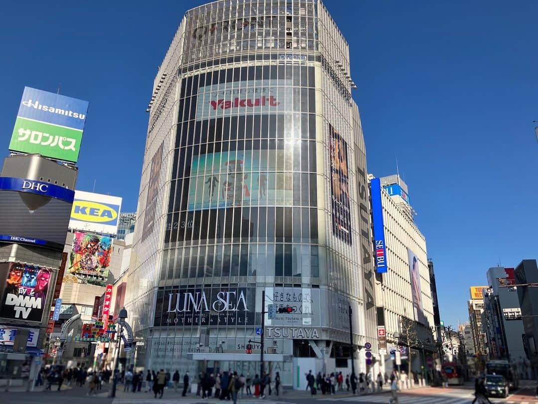 LUNA SEAさんのインスタグラム写真 - (LUNA SEAInstagram)「. ／ SHIBUYA TSUTAYA  スクランブル交差点側ガラス面に 大型告知出現！！ ＼  いよいよ明日発売!! セルフカヴァーアルバム #MOTHER & #STYLE  お近くにお越しの際は、ぜひご覧ください。  #LUNASEA #MOTHERvsSTYLE」11月28日 14時07分 - lunaseaofficial