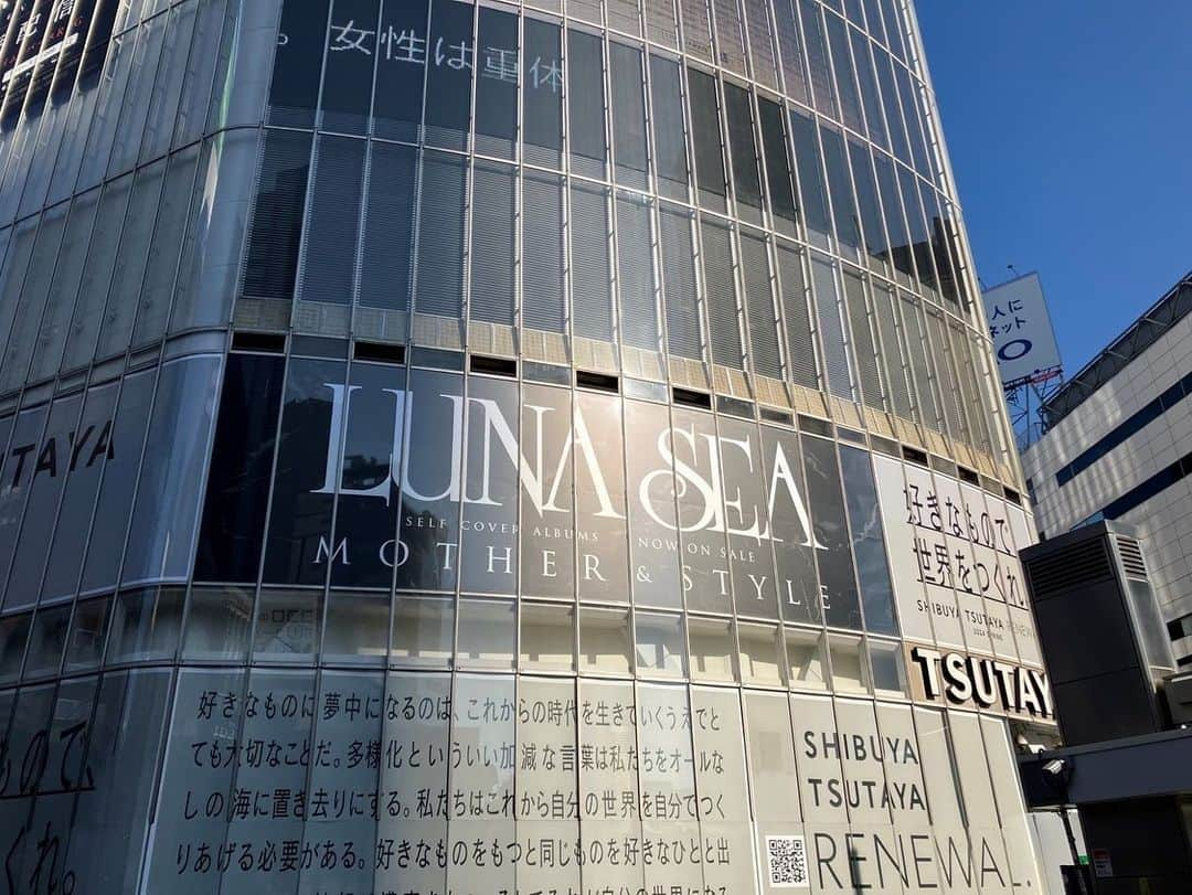 LUNA SEAさんのインスタグラム写真 - (LUNA SEAInstagram)「. ／ SHIBUYA TSUTAYA  スクランブル交差点側ガラス面に 大型告知出現！！ ＼  いよいよ明日発売!! セルフカヴァーアルバム #MOTHER & #STYLE  お近くにお越しの際は、ぜひご覧ください。  #LUNASEA #MOTHERvsSTYLE」11月28日 14時07分 - lunaseaofficial