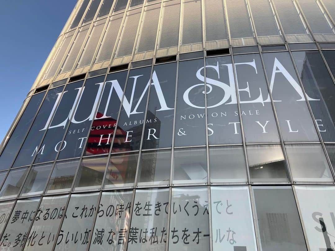 LUNA SEAさんのインスタグラム写真 - (LUNA SEAInstagram)「. ／ SHIBUYA TSUTAYA  スクランブル交差点側ガラス面に 大型告知出現！！ ＼  いよいよ明日発売!! セルフカヴァーアルバム #MOTHER & #STYLE  お近くにお越しの際は、ぜひご覧ください。  #LUNASEA #MOTHERvsSTYLE」11月28日 14時07分 - lunaseaofficial