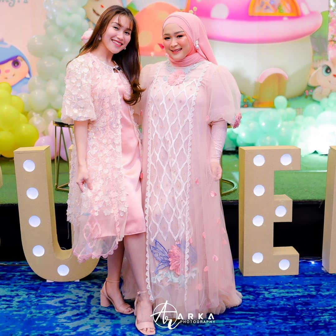 アユ・ティンティンのインスタグラム：「Birthday 1st mehra alhamdullilah acaranya berjalan lancar, kita sekeluarga suka banget pakai dress cantik dan keren yang selalu kita kenakan ,setiap acara. Design dari @yantiadeni udah gak kita ragukan lagi, selalu bikin kita sekeluarga tampil menawan . Terimakasih @yantiadeni 🤗❤️ "」