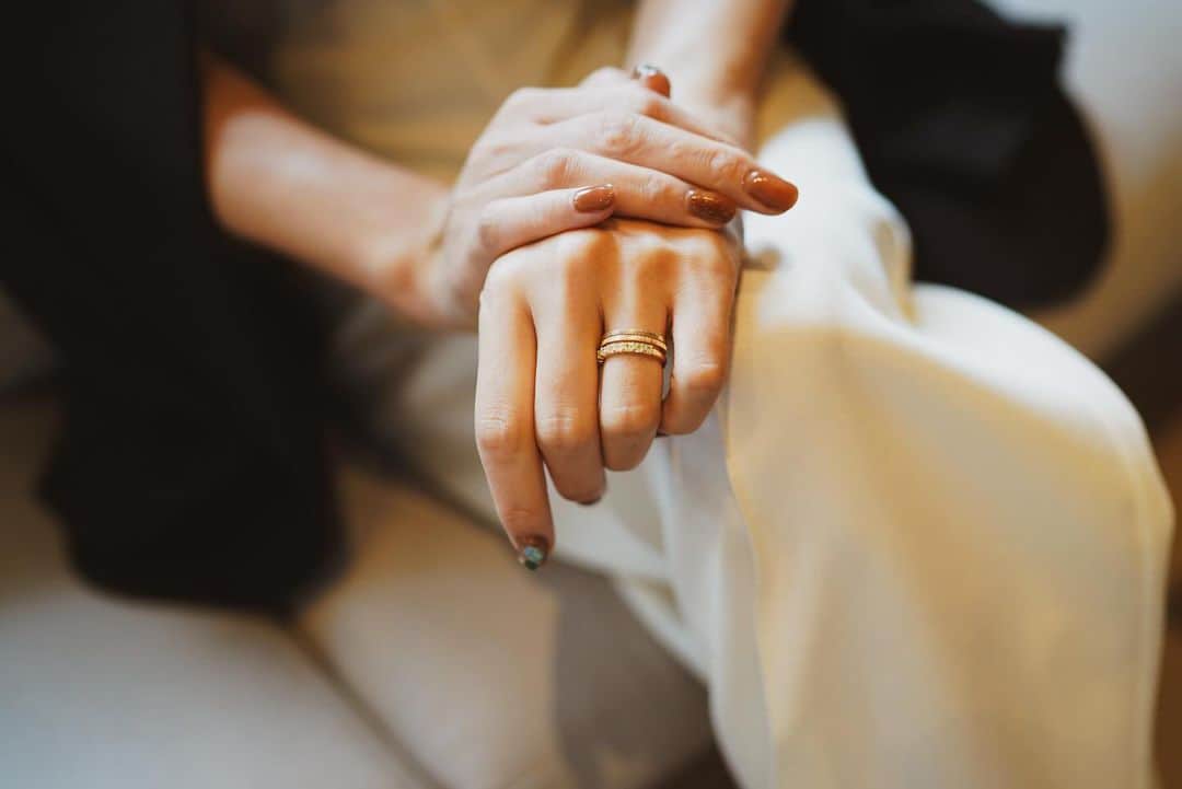 黒沢祐子のインスタグラム：「先日のゆびわのはなし💍  1周年に自分への贈り物をジュエリーにしたいなと思って @kensingtondiamonds のショールームに行き相談 テニスブレスレットやピアス 指輪など…たくさん目移りするけどやっぱり憧れのイエローダイヤのエタニティリングが良いとオーナーのハンナさんに 石を探していただいた イエローダイヤはクッションカット イエローゴールドの地金がイエローダイヤモンドの発色を より綺麗に見せてくれる…など  フレームはゴールドじゃないと輝きが増さないとか… 色々教えてくれた  そして11月の頭に出来上がったリングを受け取りに 目にした時の高揚感たらない🥺  お仕事がきっかけで出会った　@kensingtondiamonds  自身のメモリアルに親身にスタッフさんがあーでも ない、こーでもないとアドバイスをいただけたことに 感謝しかないし楽しかった(JK並にきゃっきゃっしながら😅)  わたし自身の経験の一意見だけど… ハイブランドってステキだし憧れよね✨ でも価格やサイズ、クォリティで納得がいくものがない方は一度相談してみてもよいとおもう 価値観が変わるかもしれない  またいつかの記念に一粒ダイヤのピアスもオーダーしようと 企んでいる😂  #pr #life #jewelry」