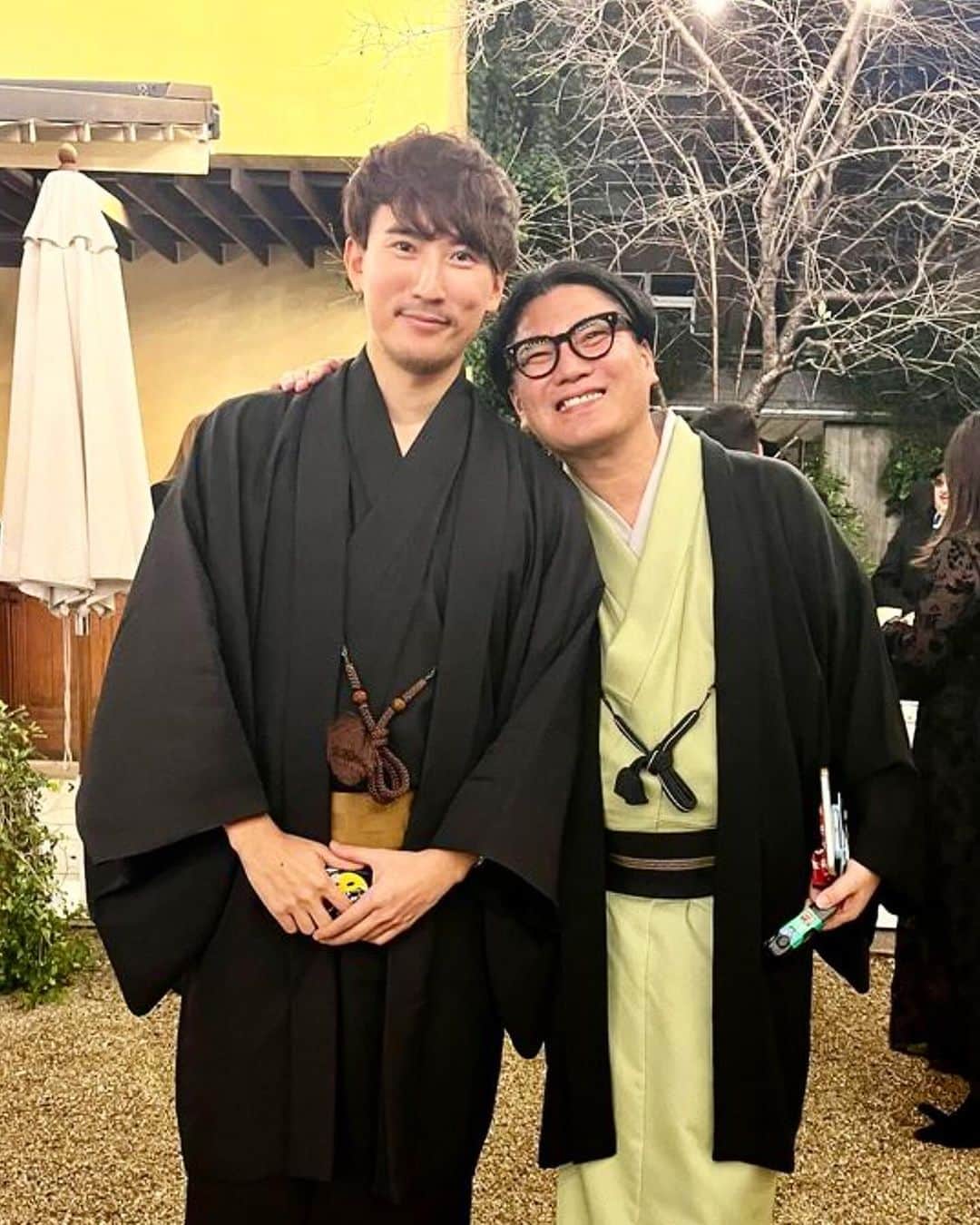 丸山敬太のインスタグラム：「はじめて会ったのは、いつだったんだろう？思い出せないけれど、今よりうんと若くて、痩せっっぽちで、きれいだった。（今ももちろん美しいけど）笑 優しい憎まれ口は最初からだった気がする。笑 それ以来ずうっと、何も変わらず、うんと歳下なのに、なんだかいつも色んなこと相談しちゃう不思議な人。 昨夜の素敵な満月の宴は、そんな大地そのものみたいな夜。お祝いに行ったはずなのに、みんなが沢山愛を貰ってしまった。やさしくてあたたかくて、でもちゃんとスタイリッシュで、本当に最高のパーティでした。 惜しみなく愛をくれる素敵な自慢の友人。そしてそんな人ばかりが集った、人生の中でも記憶に残る良い時間でした。 ありがとう。 そして誕生日おめでとう！！」