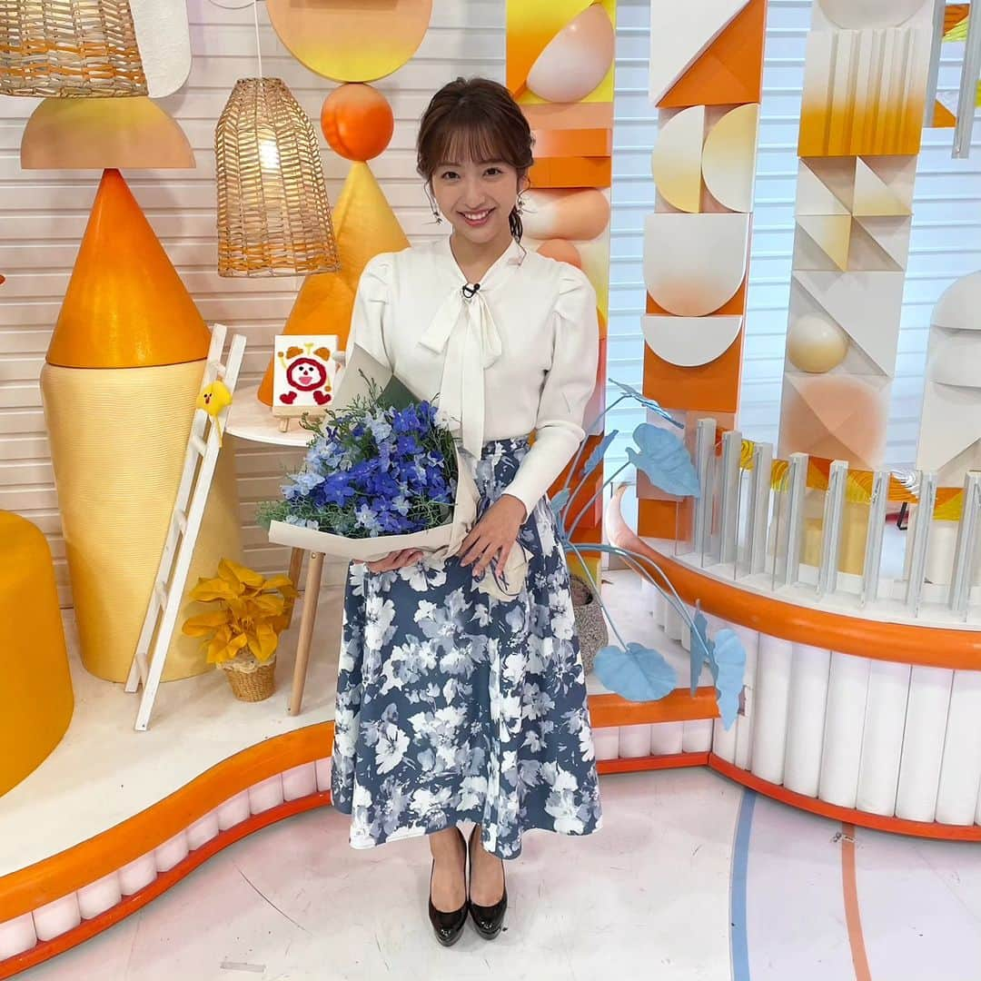 フジテレビ「めざましテレビ」さんのインスタグラム写真 - (フジテレビ「めざましテレビ」Instagram)「まりのです🎶  きょう紹介したのはデルフィニューム✨鮮やかな青色が朝にぴったりでした💙  花言葉が「あなたを幸せにします」ということで、幸せにしますポーズで📸  酒主アナは「幸せにします」の「す」の口で、私は幸せにしますと言われた気持ちで撮りました☺️  いつも私のおふざけ写真タイムに付き合ってくれる先輩、優しい、、、  #藤本万梨乃 #酒主義久 #めざましテレビ」11月28日 14時16分 - mezamashi.tv