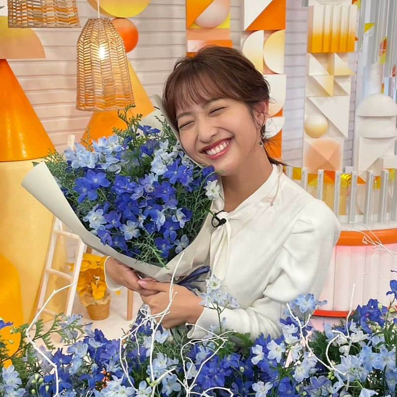 フジテレビ「めざましテレビ」さんのインスタグラム写真 - (フジテレビ「めざましテレビ」Instagram)「まりのです🎶  きょう紹介したのはデルフィニューム✨鮮やかな青色が朝にぴったりでした💙  花言葉が「あなたを幸せにします」ということで、幸せにしますポーズで📸  酒主アナは「幸せにします」の「す」の口で、私は幸せにしますと言われた気持ちで撮りました☺️  いつも私のおふざけ写真タイムに付き合ってくれる先輩、優しい、、、  #藤本万梨乃 #酒主義久 #めざましテレビ」11月28日 14時16分 - mezamashi.tv