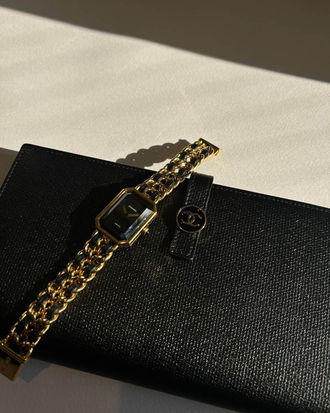 のインスタグラム：「. ［Watch］ CHANELプルミエール 品番:H23111070C ※WEB掲載予定  ［Wallet］ CHANEL COCOボタンロングウォレット 品番:A23110112C ※WEB掲載済  @hedy_daikanyama @hedy_osaka_ @hedy_worldwide  #hedy #hedy_japan #vintageshop」