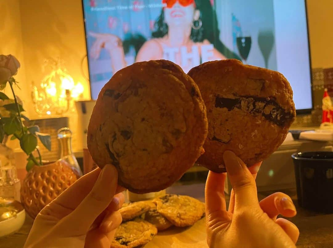 吉高寧々さんのインスタグラム写真 - (吉高寧々Instagram)「chocolate chunk cookies🧸🍪💕  友達が来てくれたから焼いてみたっ！  焼き上がりに最後にシーソルトかけるのが ポイントです☝️  マクドでもマックグリドルとか大好きで あまじょっぱ系大好きなんだよね～🙈   #吉高寧々」11月28日 14時21分 - _yoshitaka_nene