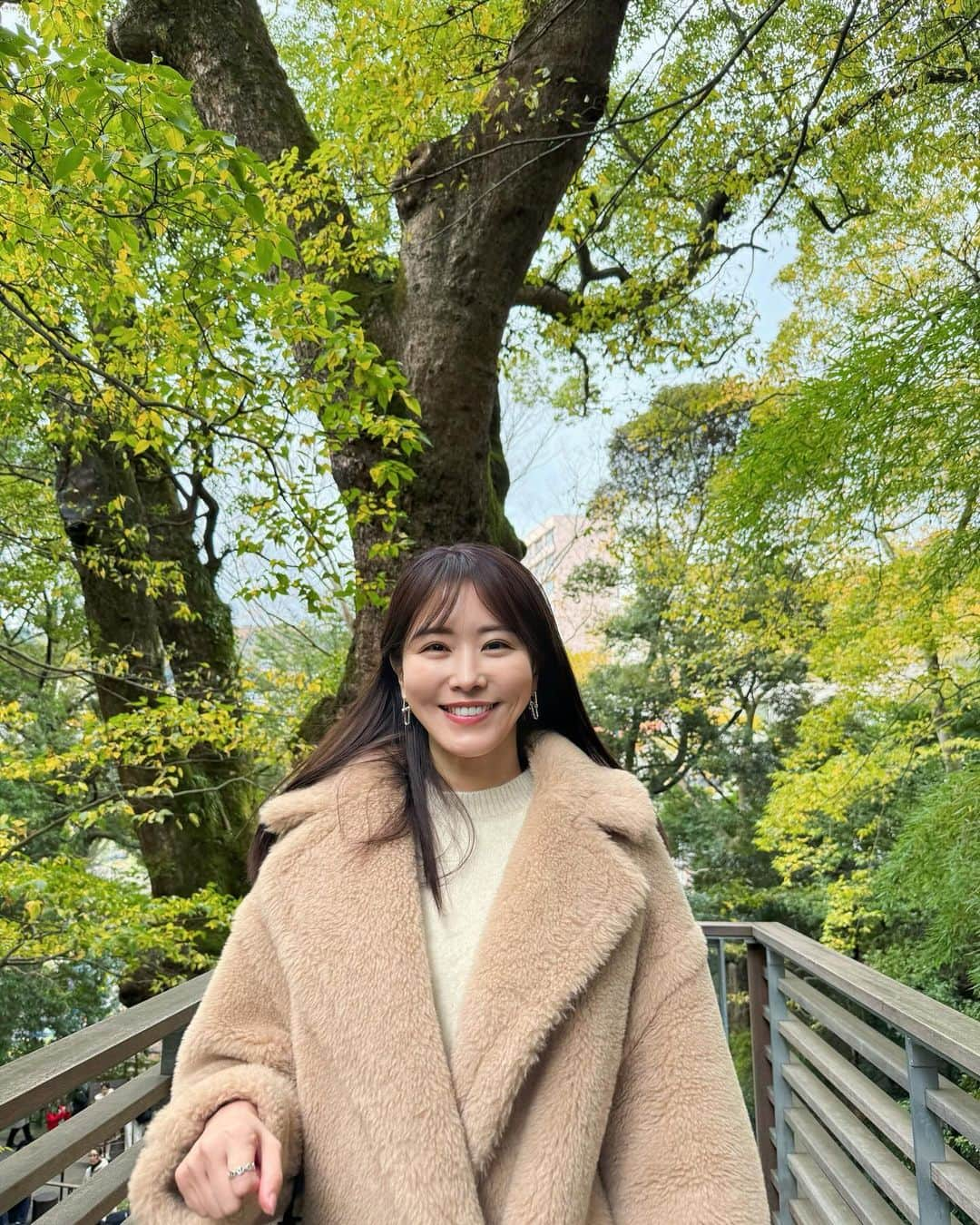 佐野真彩さんのインスタグラム写真 - (佐野真彩Instagram)「先週末は家族で熱海へ 来宮神社にいってきました⛩️ 樹齢2000年を越した楠木は圧巻でした。  他にも色々行ったので、投稿していきます☺️  バタバタしていて投稿できていませんでしたが、 今月も @accomplish_yu で髪質改善トリートメントをしてきたよ✨ 旅行中コテも持っていかなかったのだけど、 ドライヤーのみでサラサラでいられた🥰 @accomplish_salon  男性も多数通われています！ わたしのフォロワーさんは男性が多いので そこの美容室を探しているあなた、ぜひ✨  #来宮神社　#熱海旅行 #熱海観光　#japantrip #maxmara #alexandermcqueen #冬コート　#スニーカーコーデ　#家族旅行　#アコンプリッシュ代官山　#髪質改善トリートメント #代官山トリートメント　#accomplish #stunninglure #teddybear」11月28日 14時23分 - sano.maya