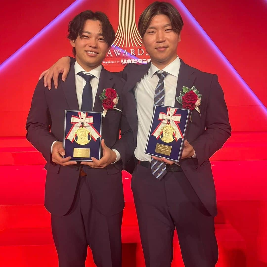 北海道日本ハムファイターズのインスタグラム：「2024シーズン期待の2⃣人が受賞✨💐  #NPBAWARDS2023  #最多勝利投手賞  #長谷川威展  #優秀選手賞  #田宮裕涼  #lovefighters」