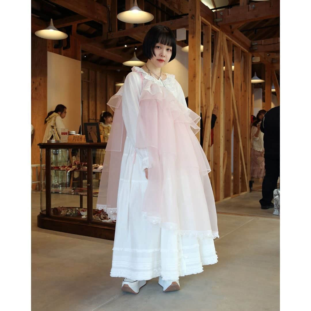 FRUiTSさんのインスタグラム写真 - (FRUiTSInstagram)「PINKHOUSE Opening reception SNAP ⋮ @umauma_bot @imkanaa @__teayea873__ @__h17____ @momoyg_0511 ⋮ photo by @aoki_street.1985 ⋮  @pinkhouse_poche @pinkhouse_omotesando @pinkhouse_press  ・ #pinkhouse #pinkhousepoche #FRUiTS #fruitsmag #poche #handwork #timelesspinkhouse」11月28日 20時07分 - fruitsmag