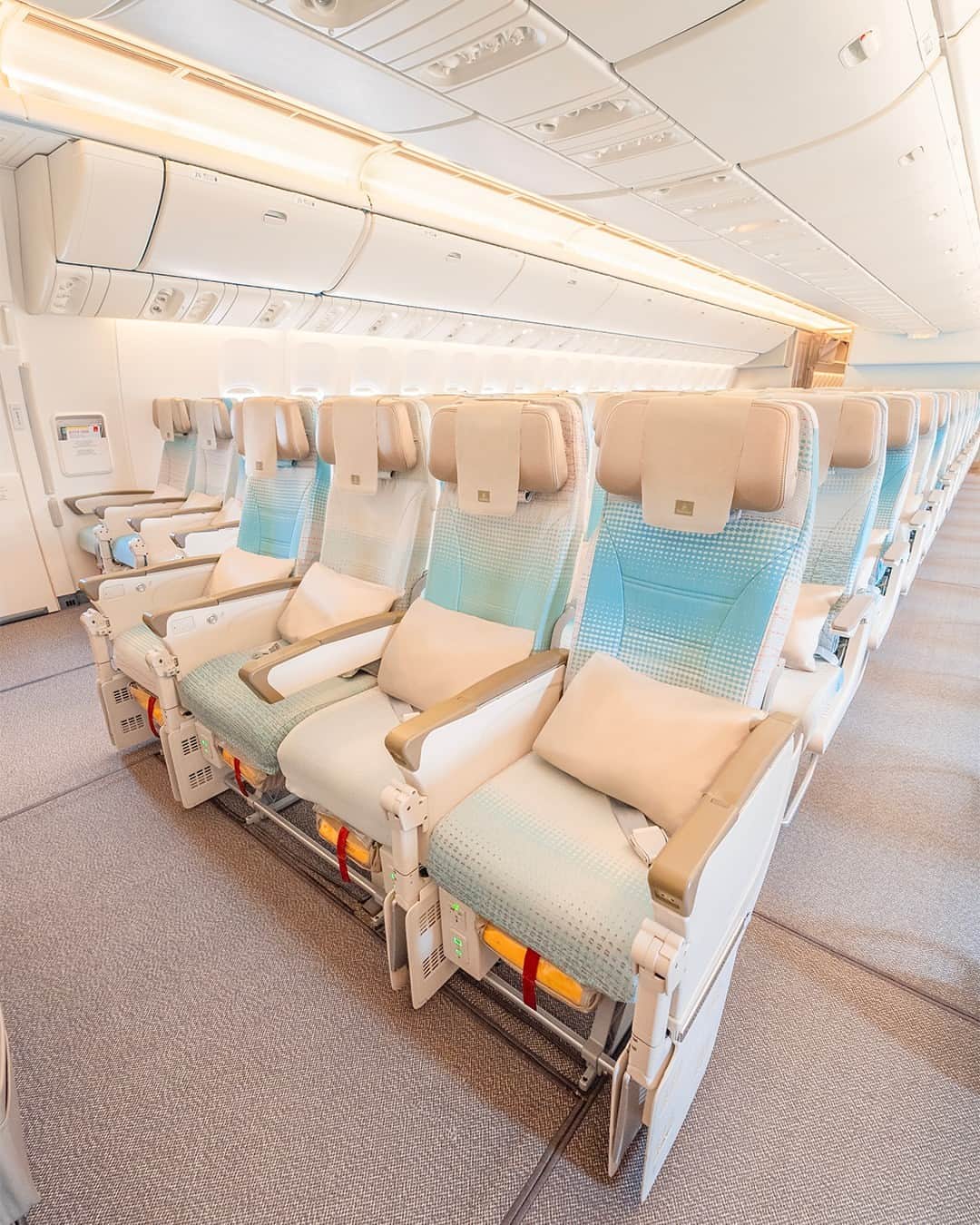 エミレーツ航空のインスタグラム：「Best seats in the house. 💺  #Emirates #FlyBetter」