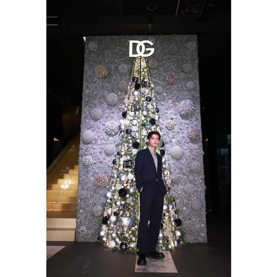 佐野勇斗のインスタグラム：「.  Dolce & Gabbana  衣装、クリスマスツリー どれもとても素敵でした!  そして、町田さんとまたまたお会いできました！！ 年内にゴルフ行きたいな…  @dolcegabbana #PR #DolceGabbana #DGHolidays #ドルチェガッバーナ #DGホリデー」
