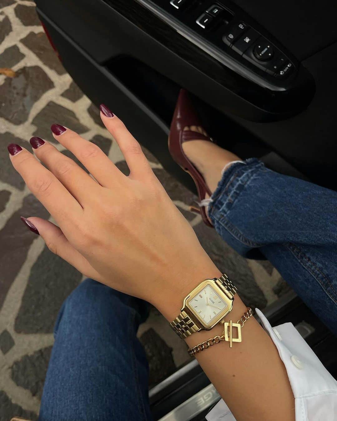 CLUSEのインスタグラム：「We heard pop of reds and gold jewellery are an outfit essential this year 🍒 🤍  #CLUSE #CLUSEclub」
