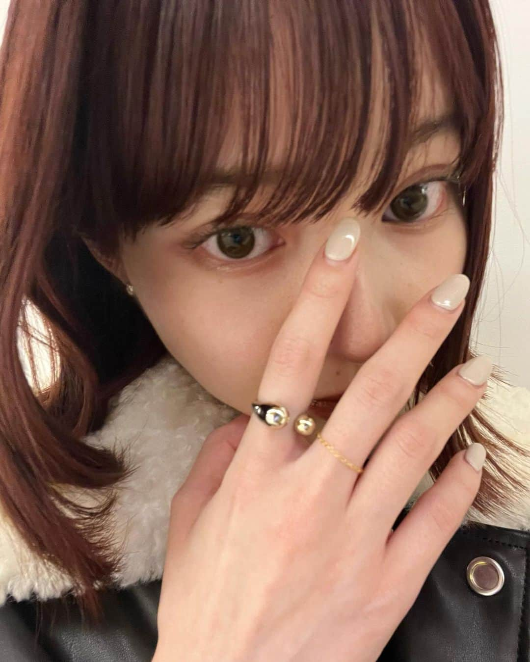 山崎江莉のインスタグラム：「寒いと充血しちゃう 冬はジュエリー重ね付けしたくなる〜  💍 @loemtokyo   #PR#loemtokyo #ロエムトウキョウ #アクセサリーギフト」