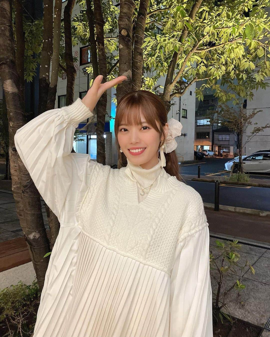 林茜実里さんのインスタグラム写真 - (林茜実里Instagram)「🌳✨ : : そろそろイチョウの季節？ 今年こそ見に行きたい💭 : 白い服だとね、写真撮る時に夜でもいい感じの光になるん🤭 : あ、このシュシュすごくお気に入り♡ かわいいシュシュ集めしたい~！ : #白コーデ #オフホワイトコーデ #シュシュ」11月28日 20時02分 - amirihayashi_pimms