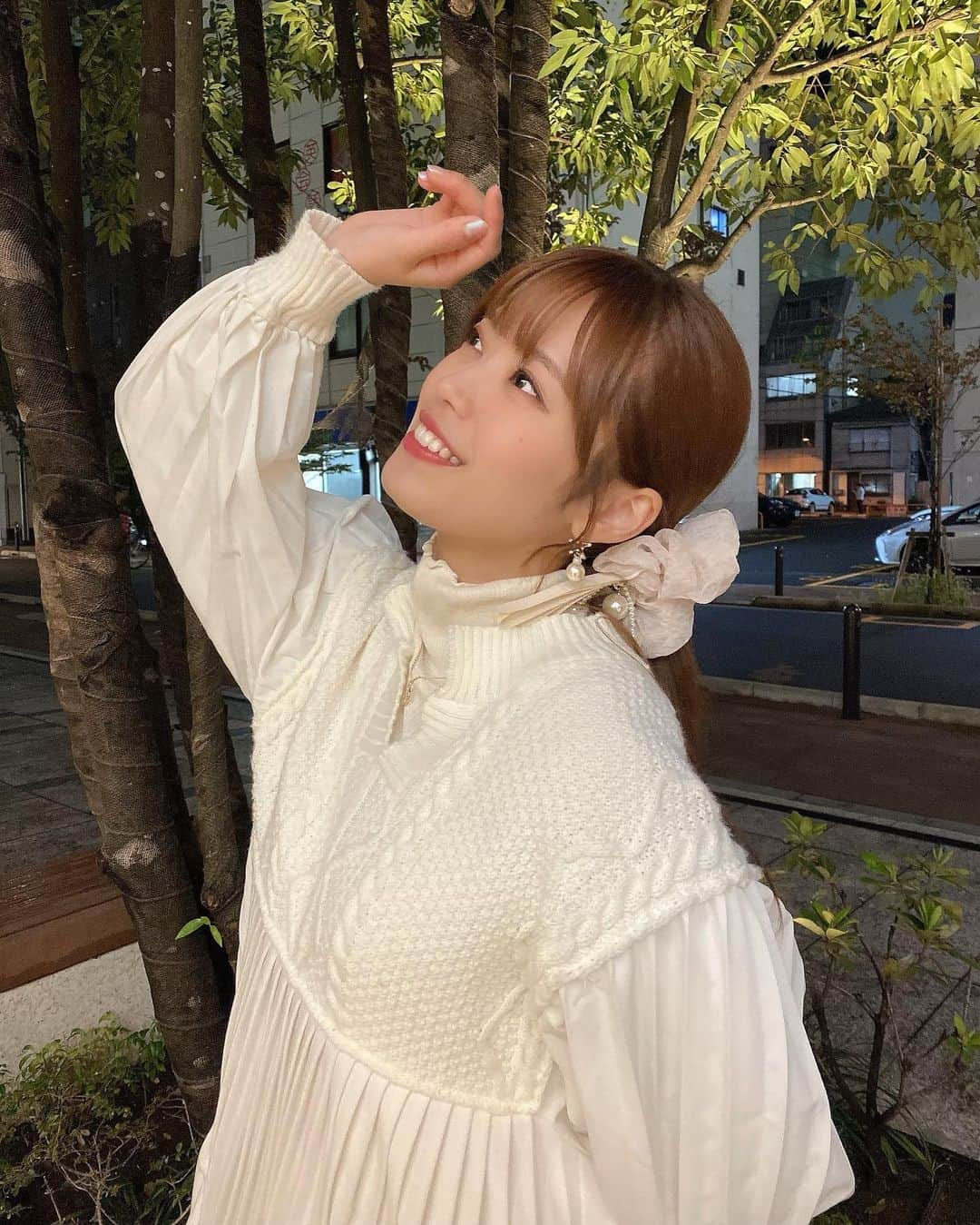 林茜実里さんのインスタグラム写真 - (林茜実里Instagram)「🌳✨ : : そろそろイチョウの季節？ 今年こそ見に行きたい💭 : 白い服だとね、写真撮る時に夜でもいい感じの光になるん🤭 : あ、このシュシュすごくお気に入り♡ かわいいシュシュ集めしたい~！ : #白コーデ #オフホワイトコーデ #シュシュ」11月28日 20時02分 - amirihayashi_pimms