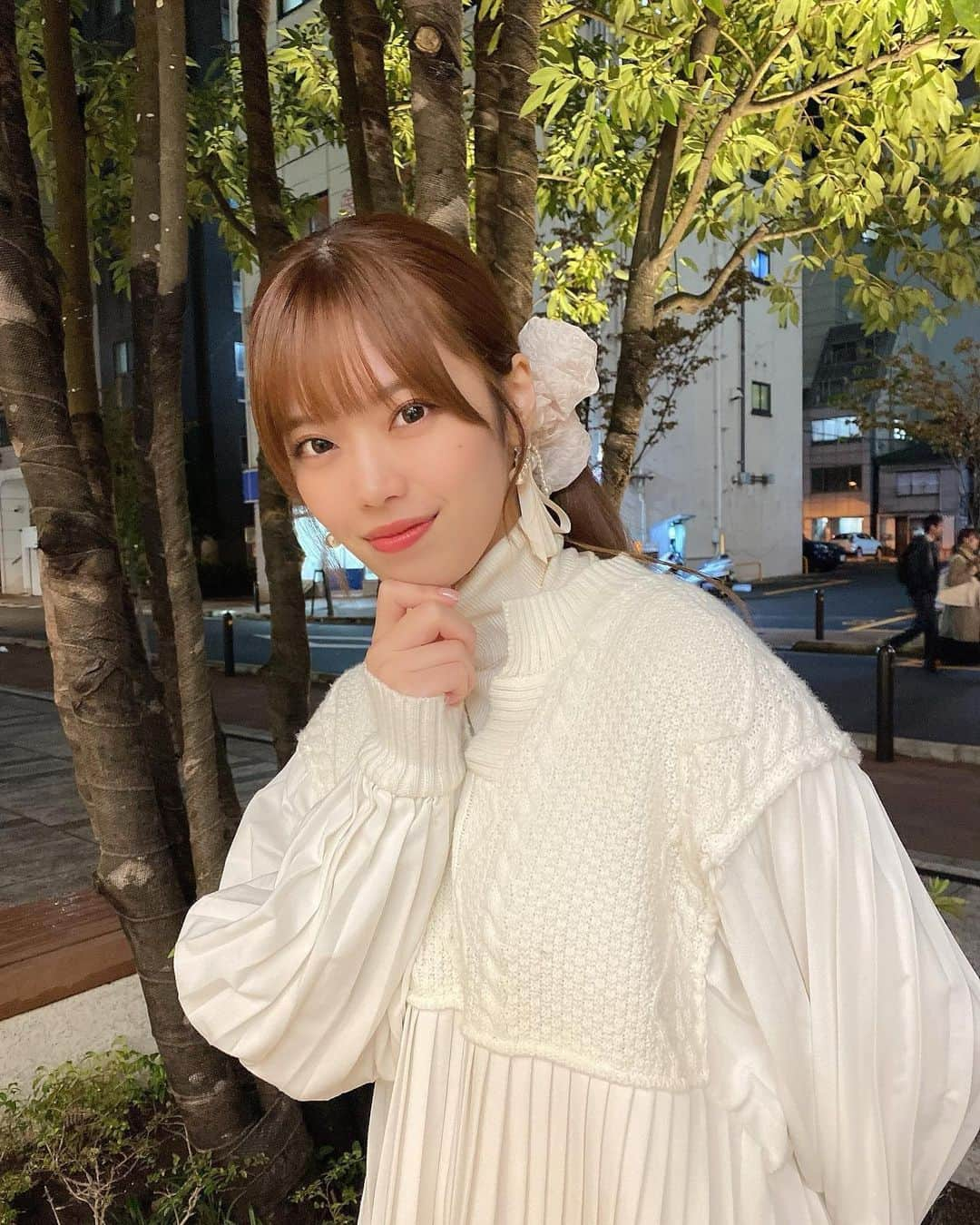 林茜実里さんのインスタグラム写真 - (林茜実里Instagram)「🌳✨ : : そろそろイチョウの季節？ 今年こそ見に行きたい💭 : 白い服だとね、写真撮る時に夜でもいい感じの光になるん🤭 : あ、このシュシュすごくお気に入り♡ かわいいシュシュ集めしたい~！ : #白コーデ #オフホワイトコーデ #シュシュ」11月28日 20時02分 - amirihayashi_pimms