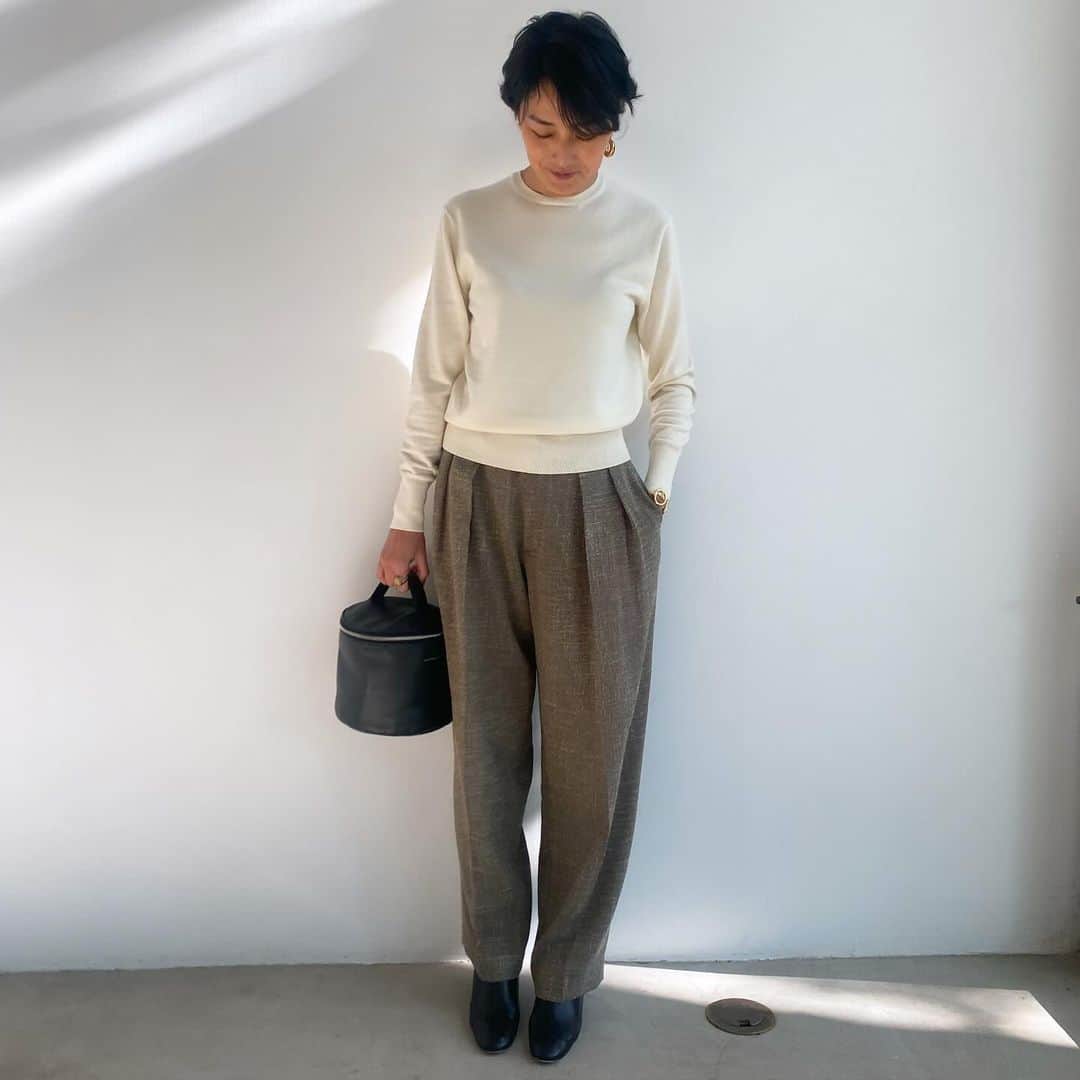 板谷由夏 のインスタグラム：「SINME の今季のパンツシルエット。 かなり気にいっている。 とても今な気分が味わえると自負しています。 今日はツイード。軽さがいい。 黒とグレーは、セットアップにすると 子供の行事にも使える。 先日、SINME  SHOPで、卒業式に着ますって方がいらした。 嬉しい。 セーターは定番のエルボーパッチ。 好きなものはとことん変わらないなぁ、と 物作りをしているとしみじみ思うのです。」