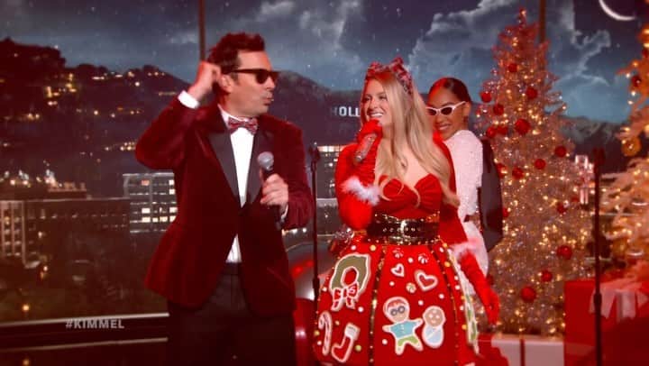 メーガン・トレイナーのインスタグラム：「@JimmyFallon and @MeghanTrainor perform their NUMBER ONE holiday song! ❤️🎄🎁 #WrapMeUp」