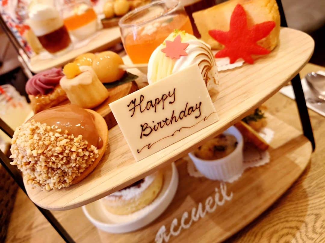 葉山いくみのインスタグラム：「お友達が誕生日お祝いしてくれました🎂 嬉しい〜😭💕 秋を感じるめちゃくちゃかわいいアフタヌーンティー🍁 初めてカフェ・アクイーユに行ったんだけど、 ひとつひとつが全部おいしかった！  もともと麗ちゃんと3人で会う予定だったんだけど残念ながら麗ちゃんは来れず💔 でもお友達からも麗ちゃんからもプレゼントもらっちゃった( ඉ_ඉ ) プレゼント預けておいてくれたんだって…！ ２人共ありがとう〜〜〜😭✨  #カフェアクイーユ」